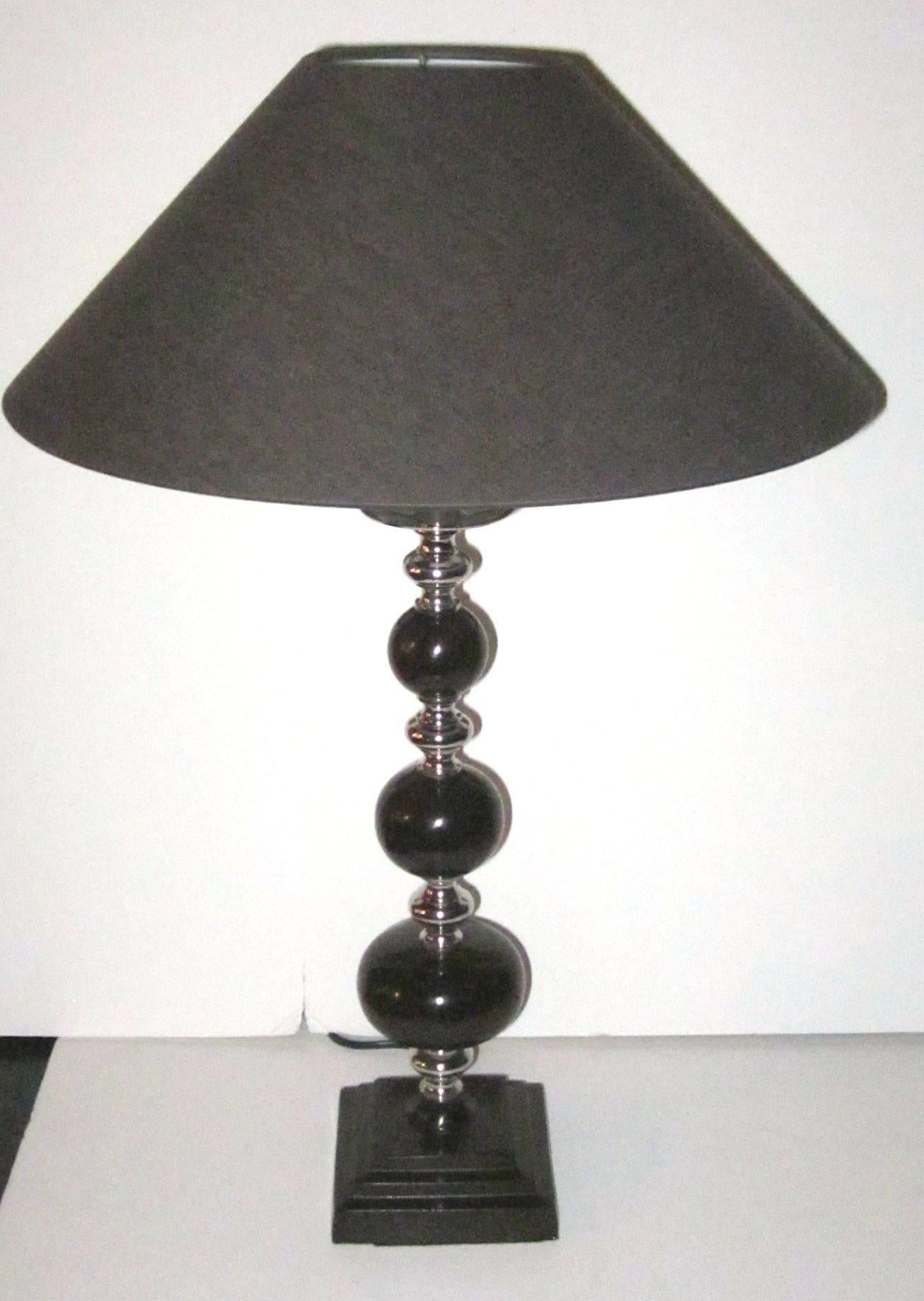 Zeitgenössisches Paar dunkelbrauner Tischlampen mit verchromtem Rand.
Europäische Steckdosen.
Die Lampenschirme sind nicht enthalten.
Die maximale Wattleistung beträgt 60 Watt pro Lampe.