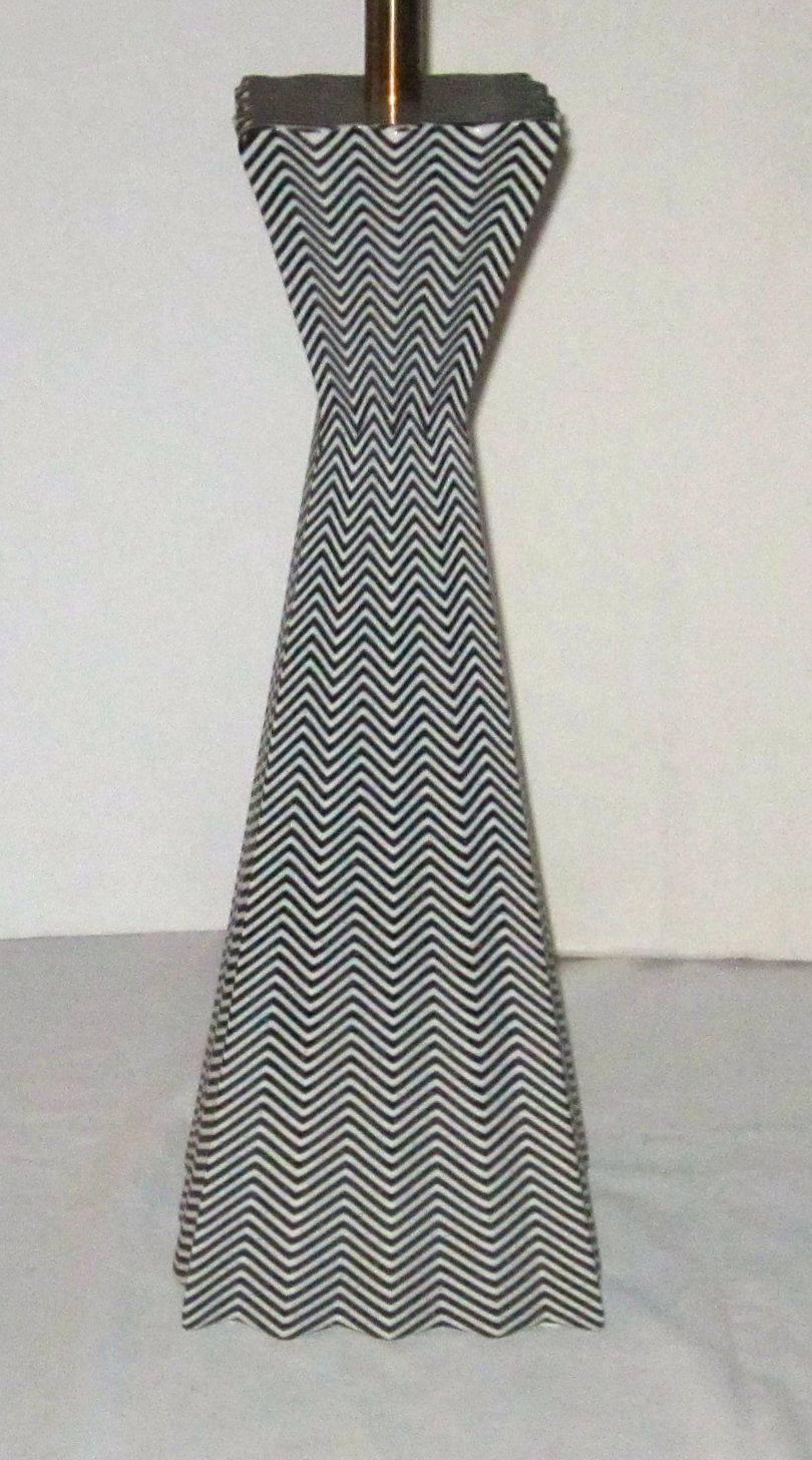 Paar Lampen in Pyramidenform mit schwarzem und weißem Zickzack-Muster, zeitgenössisch im Zustand „Hervorragend“ im Angebot in New York, NY