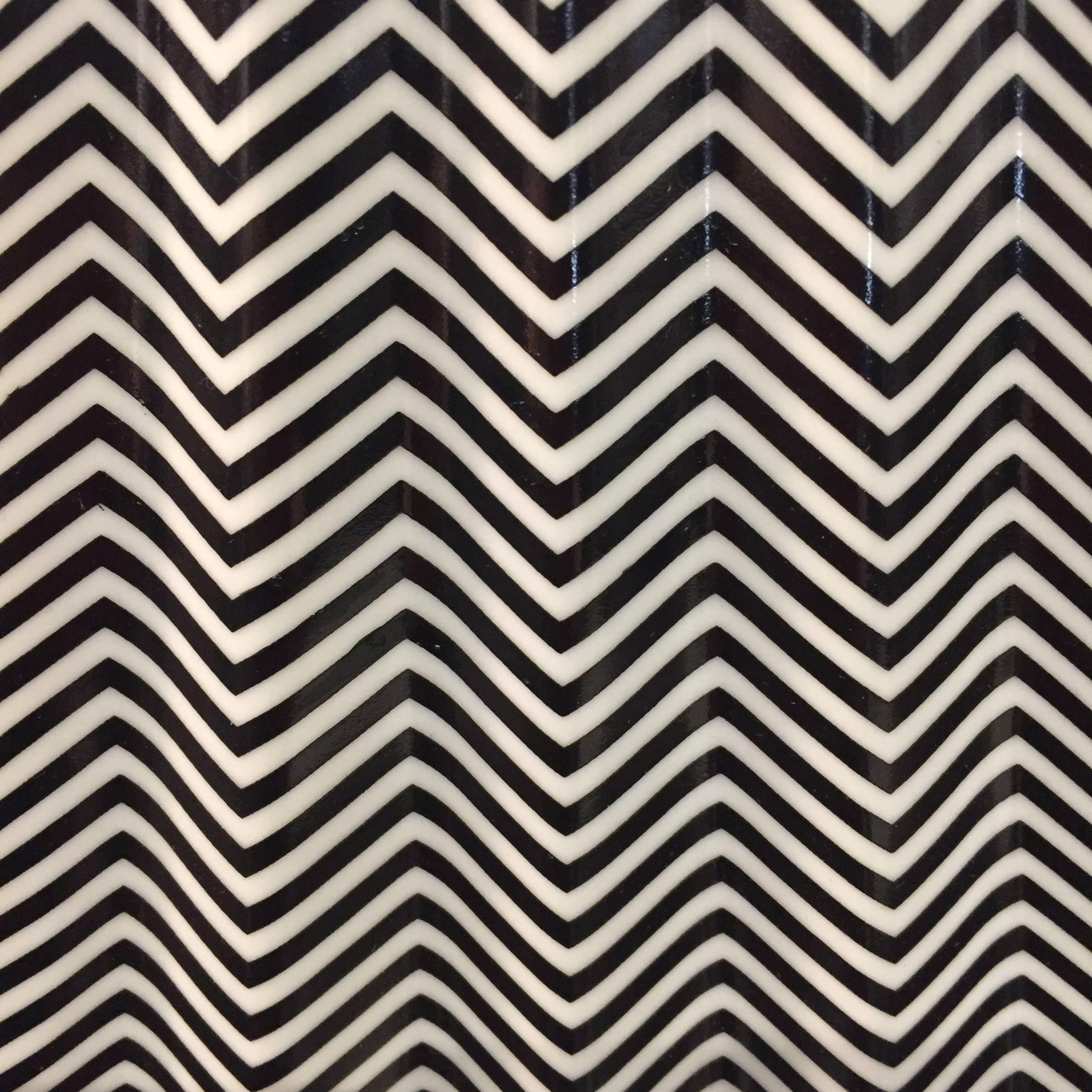 XXIe siècle et contemporain Paire de lampes en forme de pyramide à motif zigzag noir et blanc, contemporaines en vente