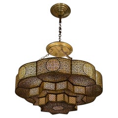 Lustre marocain contemporain à trois étages en forme d'étoile en laiton percé
