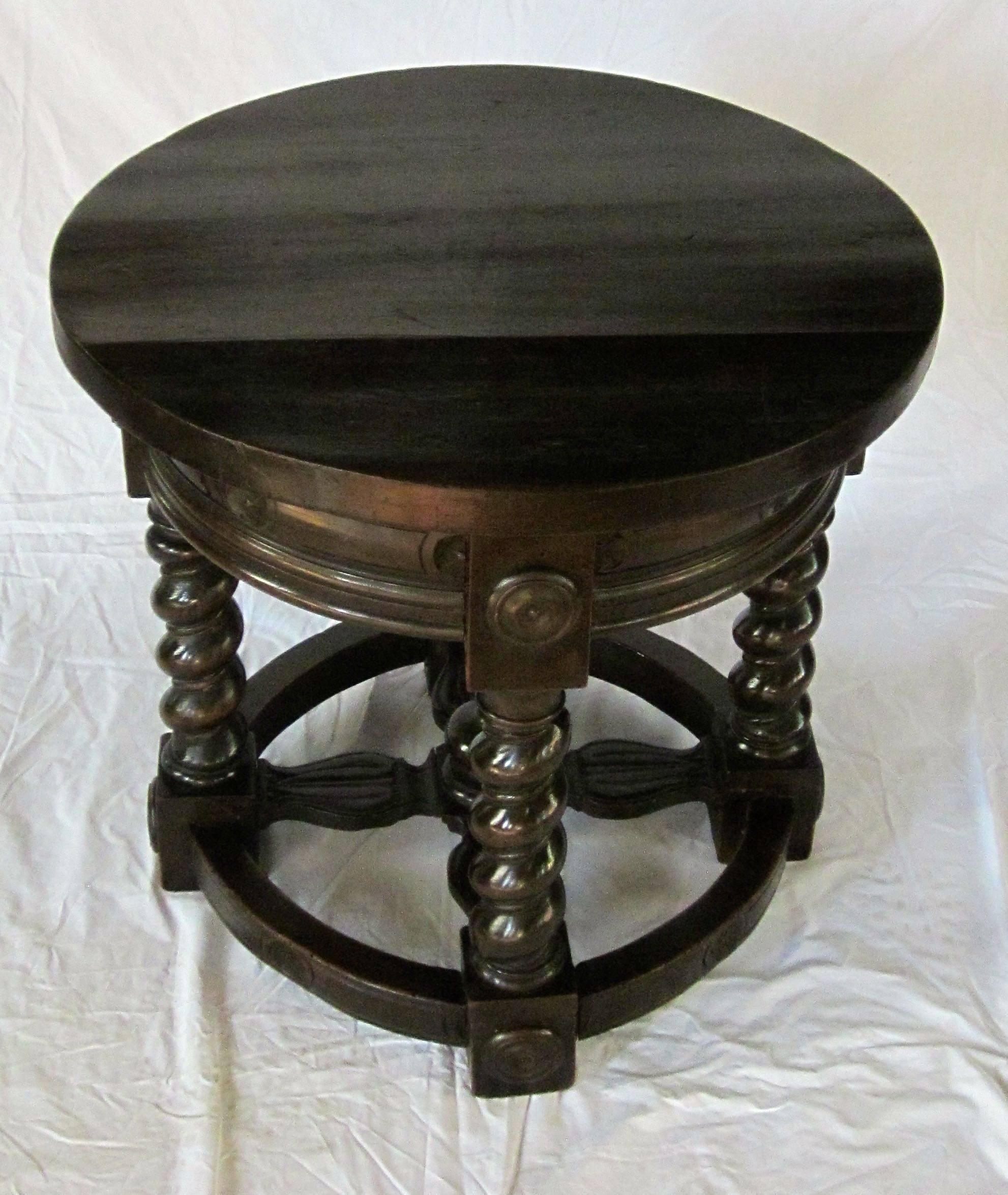 Italian 19th century oak side table with spool legs. Center finial design accent.
Also circular decorative trim.
The table has minor restoration. Some scratches due to age and use.