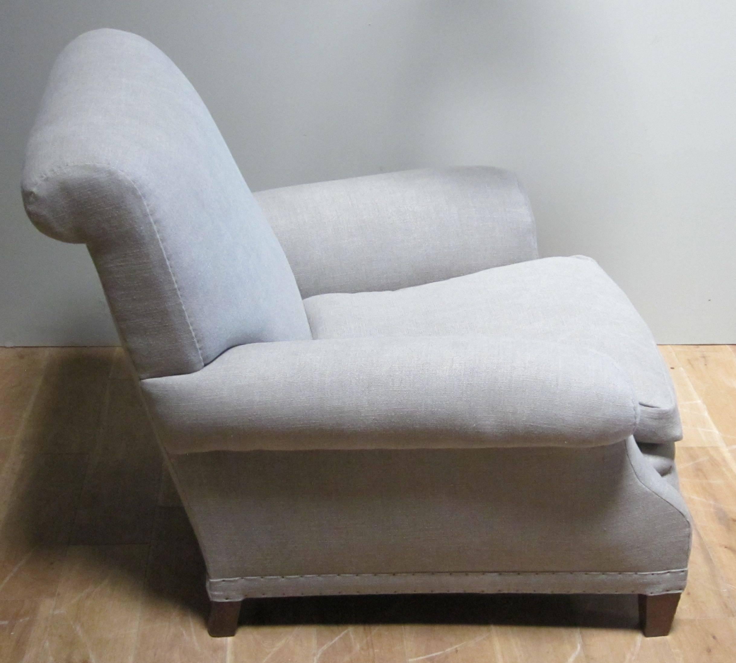 1920s English pair of club chairs.
Recently reupholstered in light grey linen.
Separate seat cushion is down and feather filled.
Note the curved back and arms.
Nailhead detailing at the bottom of the chair.
Very comfortable and in excellent