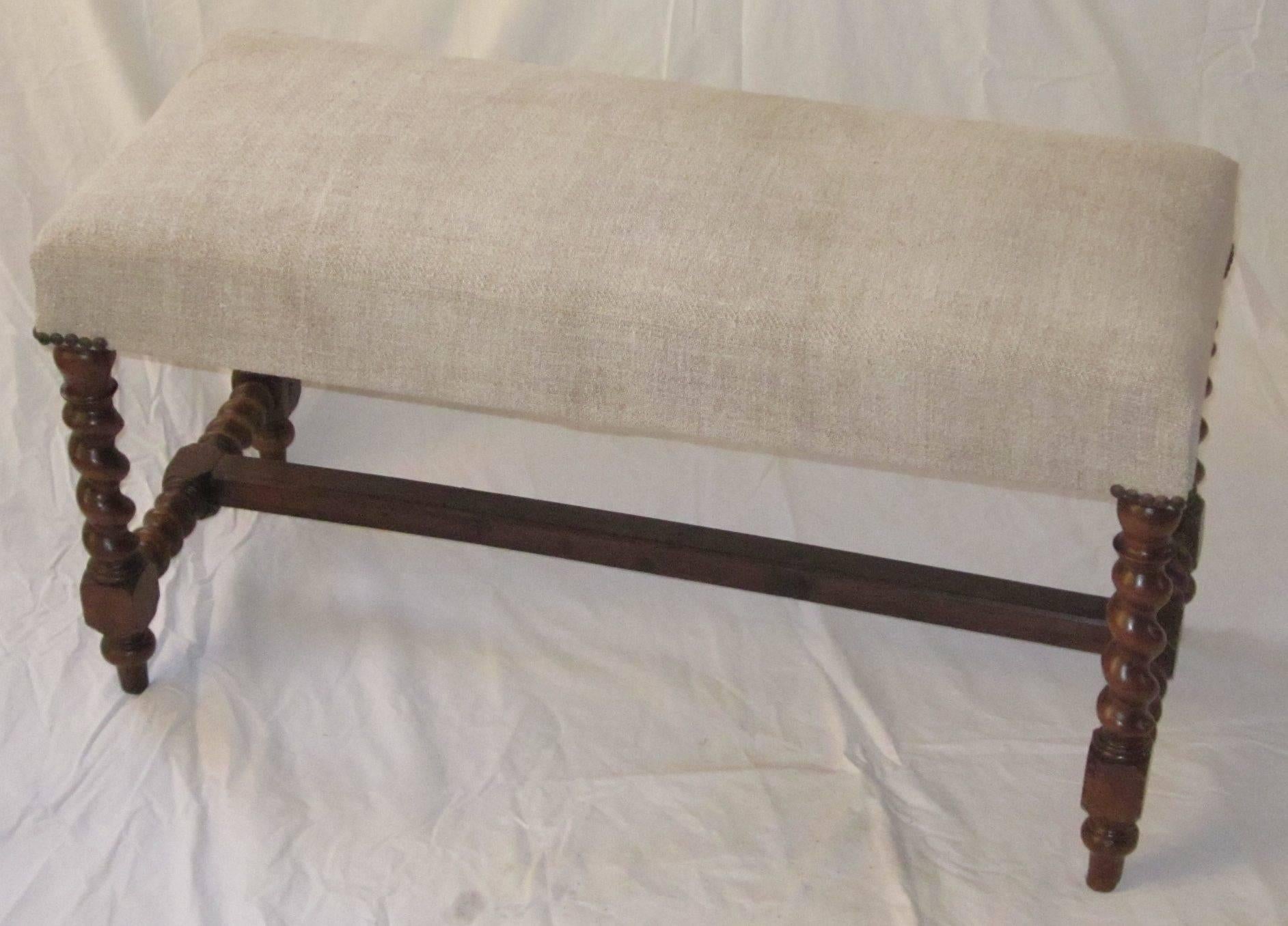 Italian oak bench dated, 1880-1890.
Spindle legs and support bracket.
Upholstered in vintage Belgian linen.