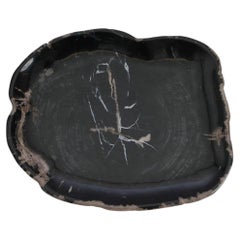 Piatto in legno pietrificato nero di forma irregolare, Indonesia, contemporaneo