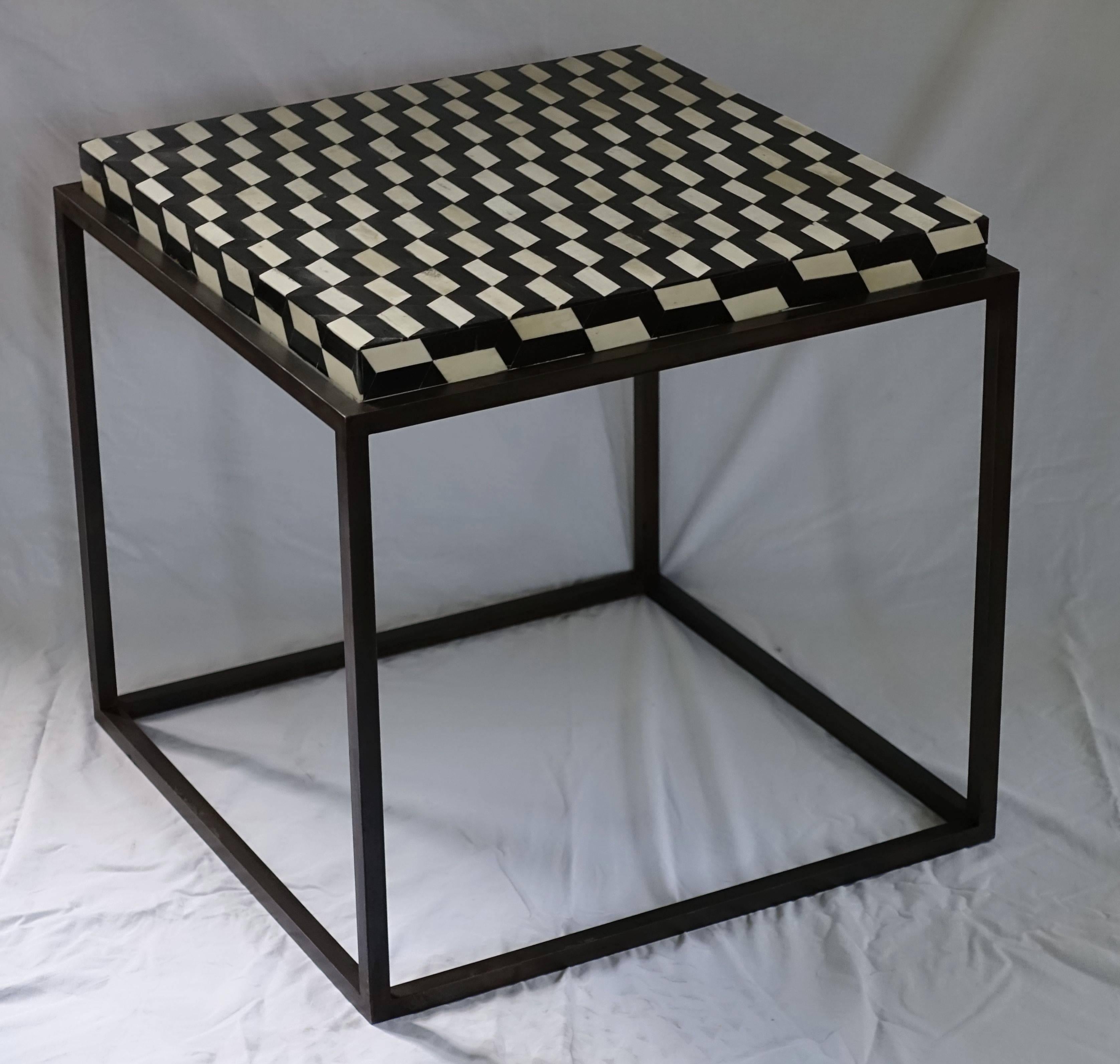 Contemporary Faux Bone Black and White Iron Base Side Table (amerikanisch)