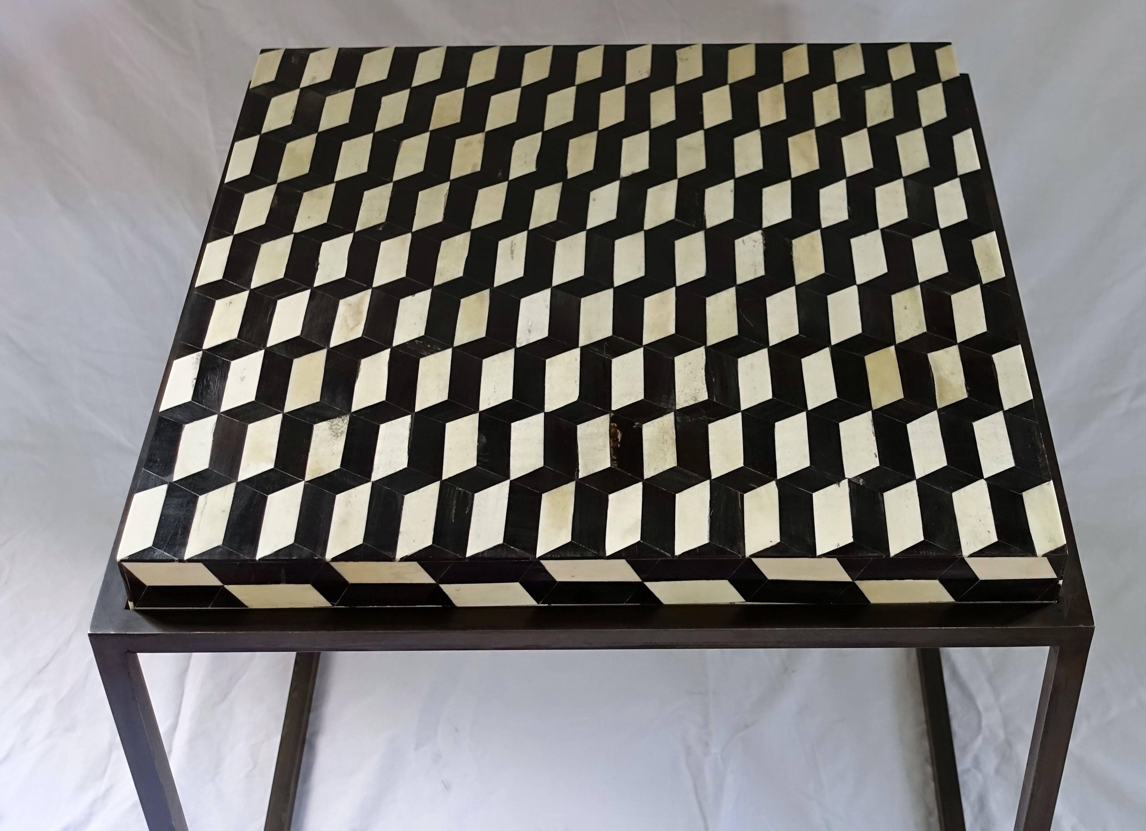 Contemporary Faux Bone Black and White Iron Base Side Table im Zustand „Hervorragend“ in New York, NY