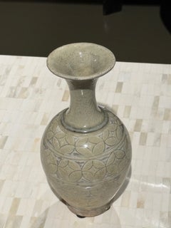 Vase en porcelaine de forme tulipe, au motif géométrique et à la couleur « Sage » contemporaine