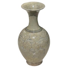 Vase en porcelaine de forme tulipe, au motif géométrique et à la couleur « Sage » contemporaine