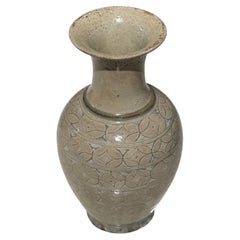 Vase en porcelaine émaillée, couleur sauge, au design géométrique contemporain