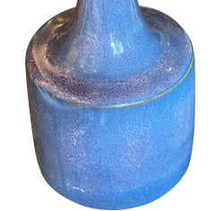Vaso contemporaneo in porcellana smaltata effetto spugna blu, in stile minimalista, a forma di bottiglia
