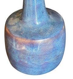Vaso in porcellana con smalto blu spugnoso, dalla forma circolare e in stile contemporaneo
