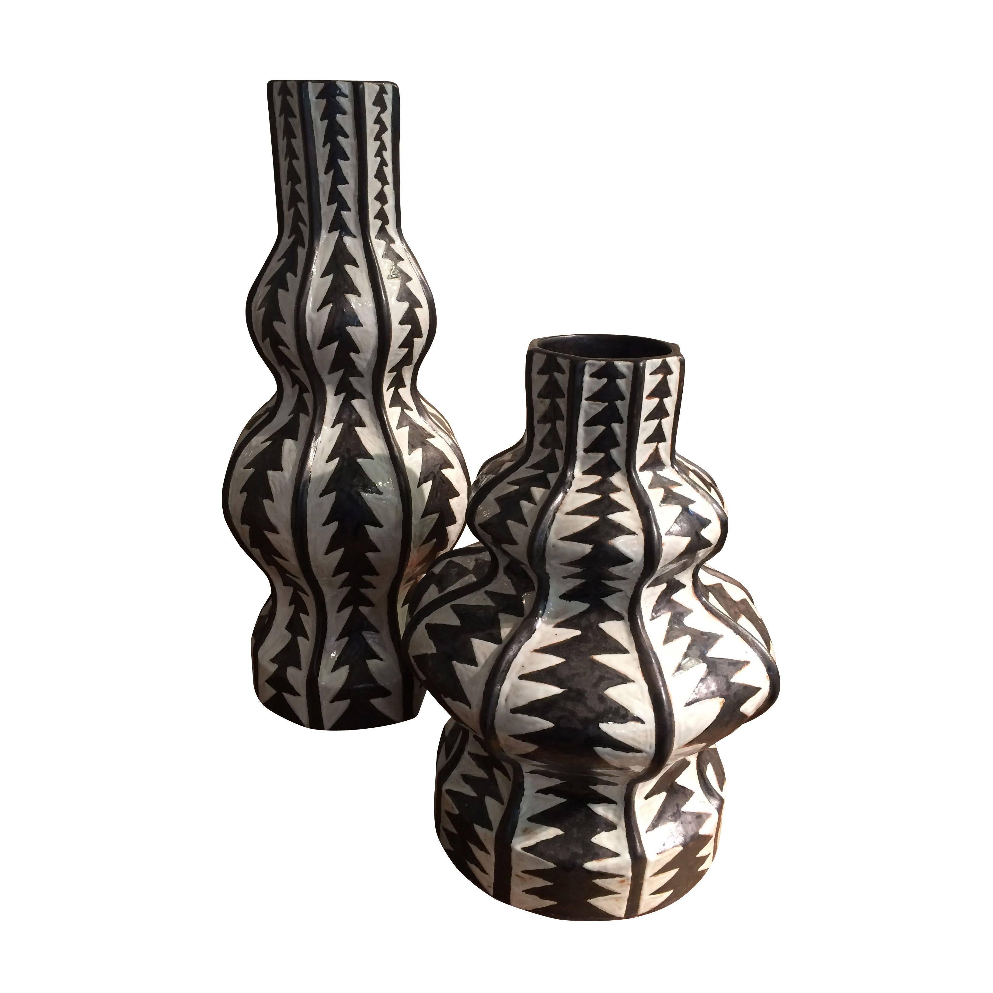 Contemporary Thai gourd shaped stoneware vase with black ethnic stripes.
Works well paired with S4627.
See image #2.