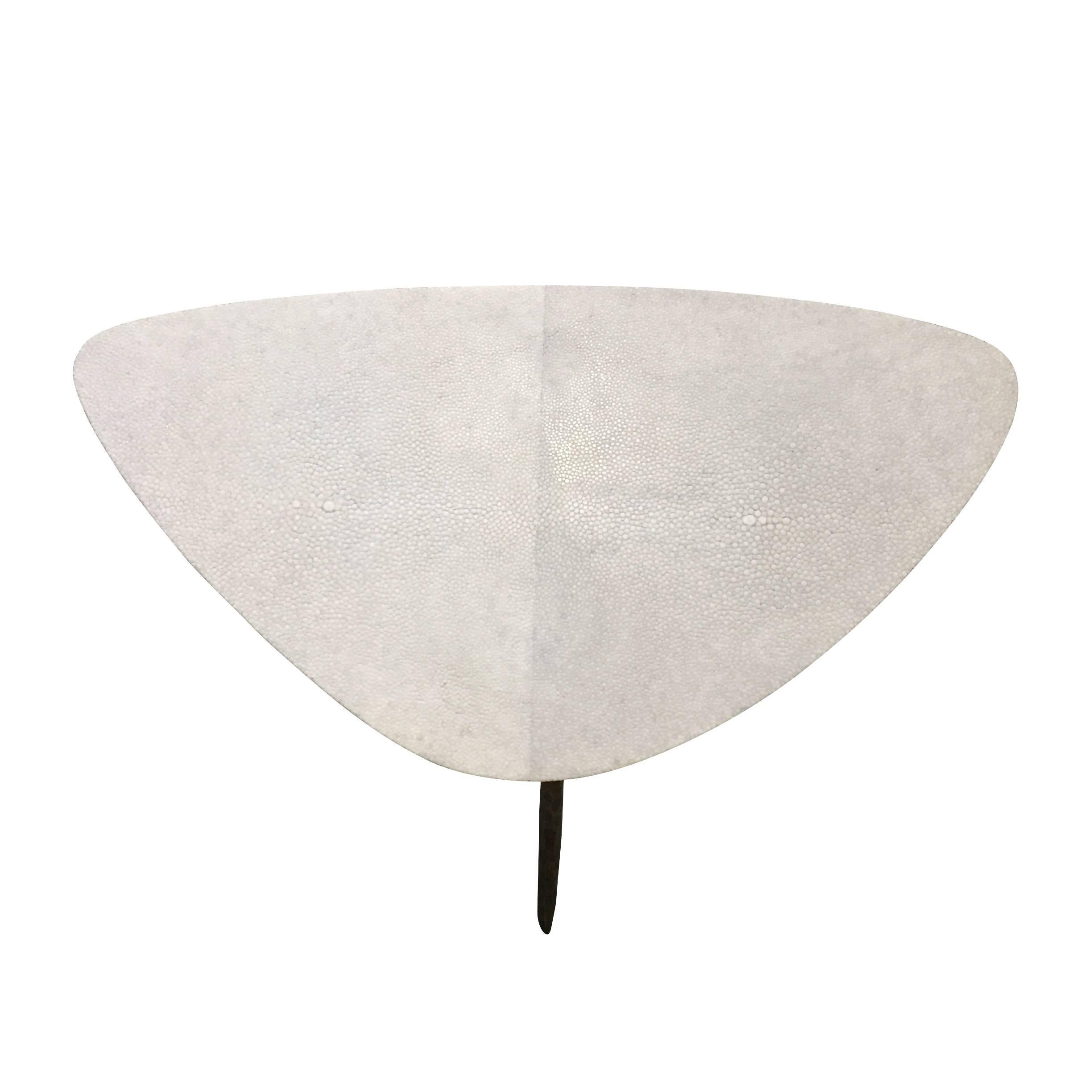 Contemporary French cream colored tear drop shape shagreen top cocktail table.
Sculptural hammered bronze base.

