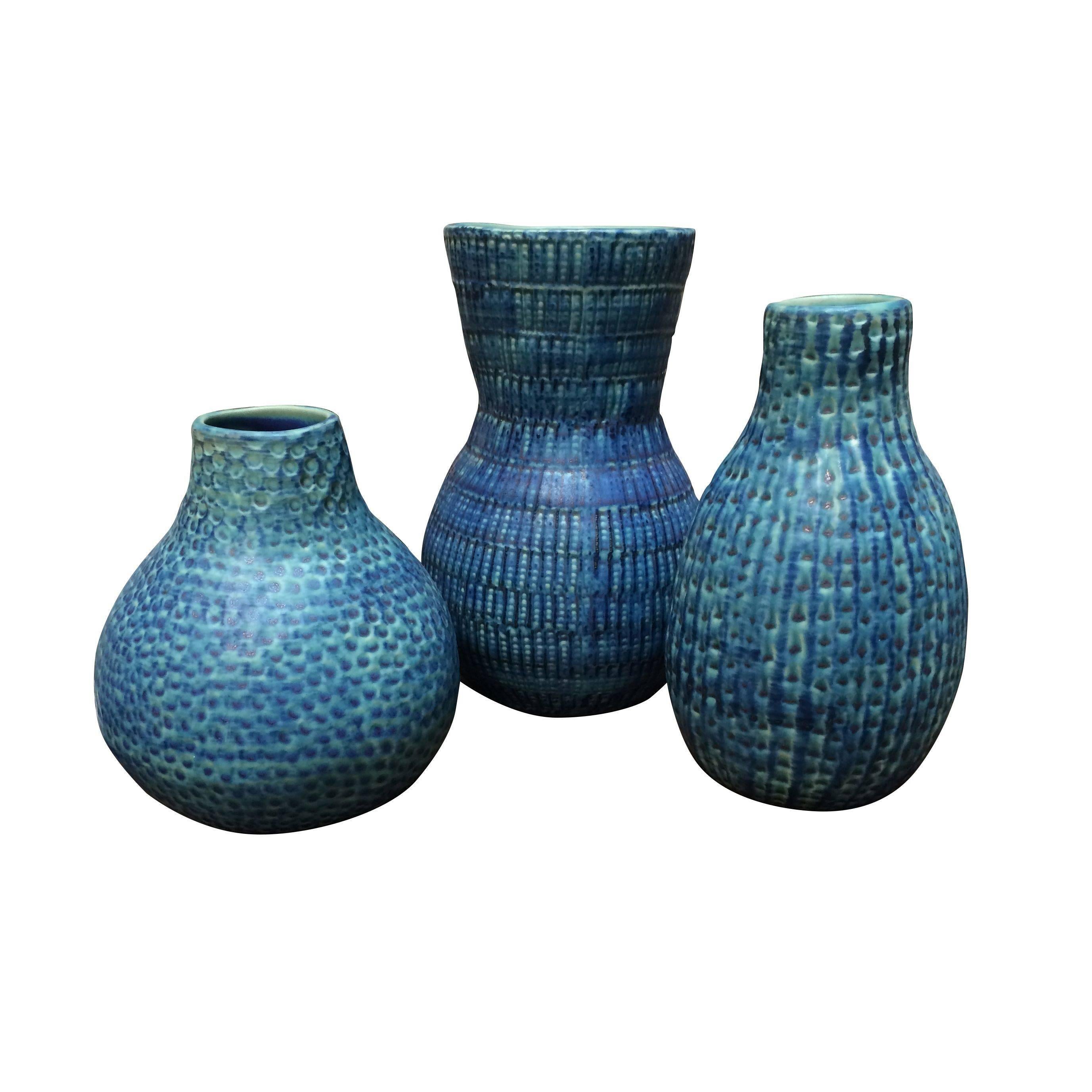 Contemporary ribbed and textured shades of washed turquoise vase.
Works well with S4534 and S4635
