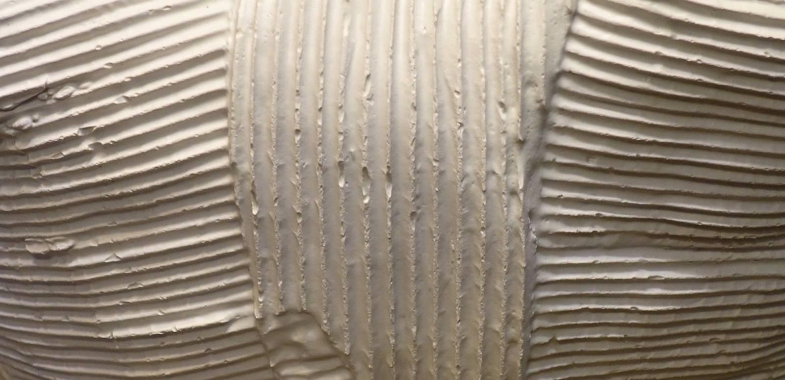 Contemporary Italian large white handmade ceramic bowl with corrugated cardboard design.
   