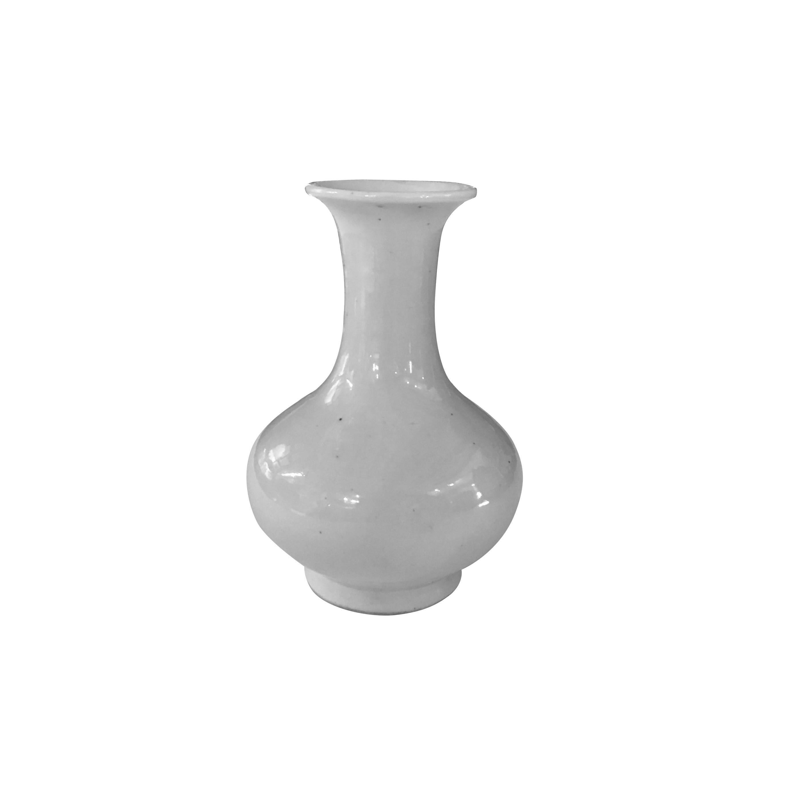 Contemporary Chinese handmade collection of pure white glazed ceramic vases in medium, large and extra large sizes.
Great collection for many decorative end uses.
Beautiful pure white color in simple shapes.
Measure: Medium 4