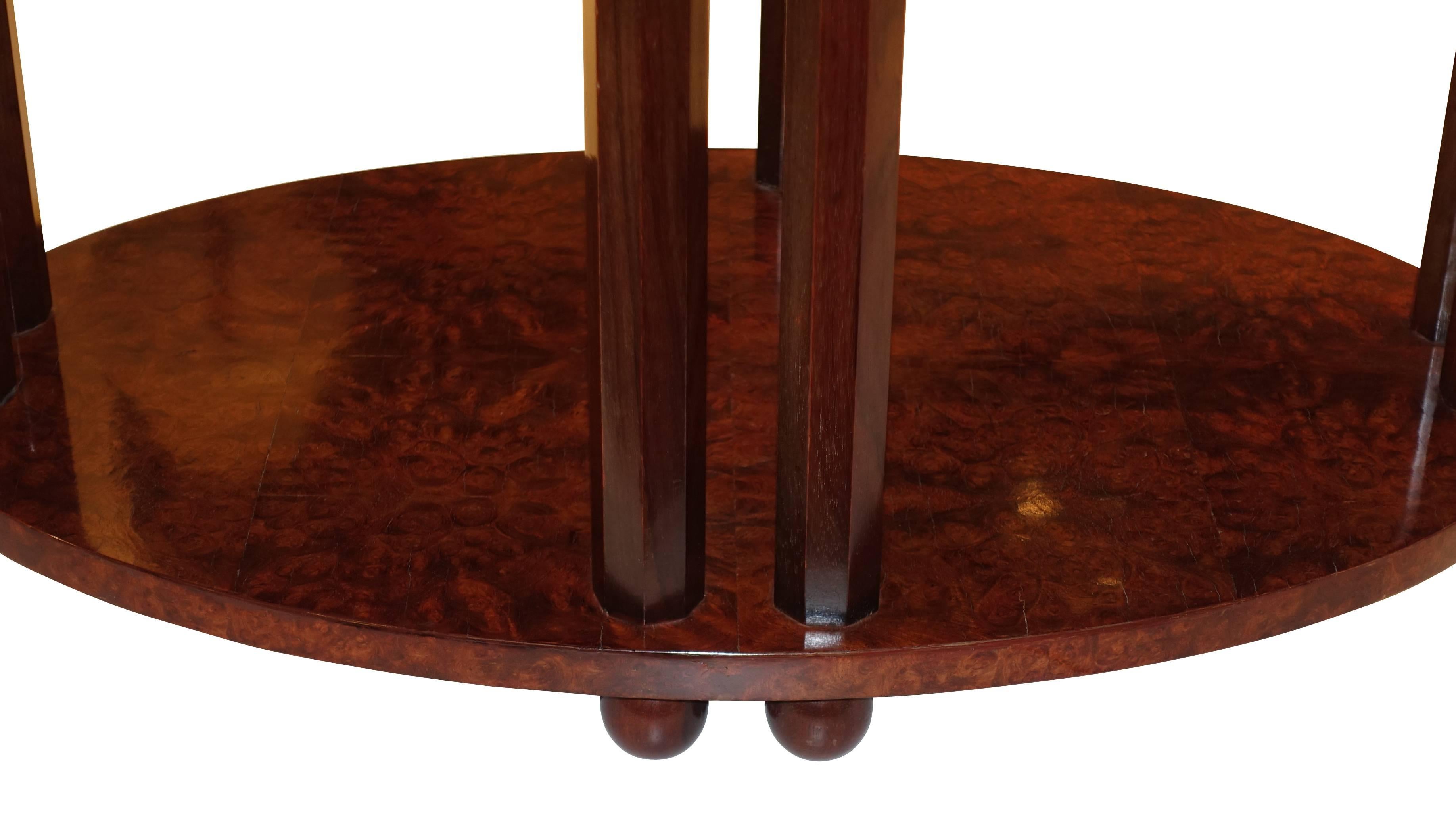1940s French newly refinished burl mahogany oval shape two-tier side table.
Octagonally shaped legs with ball feet support.
Excellent condition.
