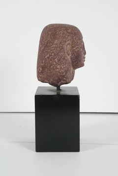 Tête égyptienne en granit rouge sculpté d'une forme de pharaon de l'époque Ptolemaïque