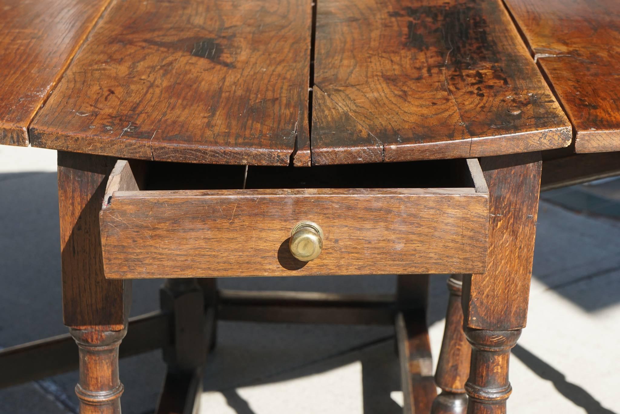 Turned English Late 18th Century Oval Yew Wood Drop-Leaf Dinning Table