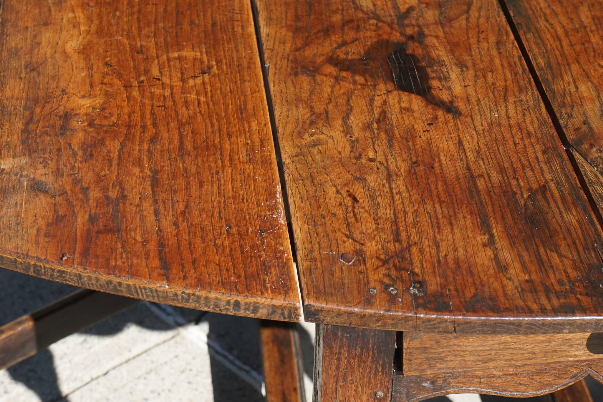 English Late 18th Century Oval Yew Wood Drop-Leaf Dinning Table In Good Condition In Hudson, NY