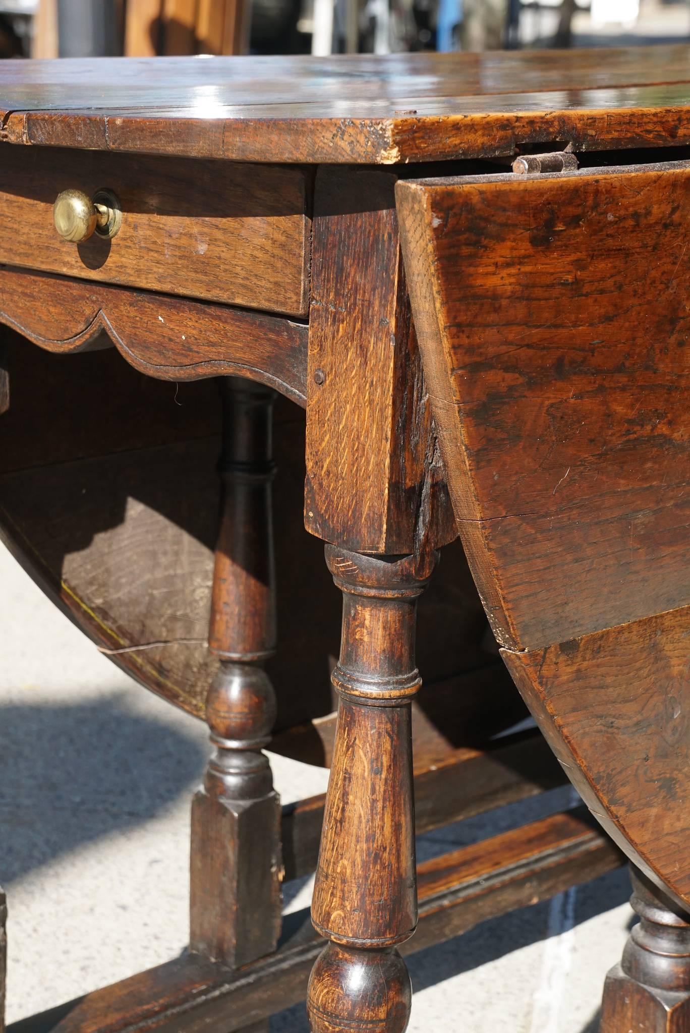 English Late 18th Century Oval Yew Wood Drop-Leaf Dinning Table 4