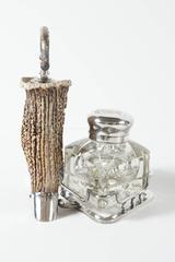 Candelabri inglesi del XIX secolo in corno e piatto e grande calamaio in vetro tagliato