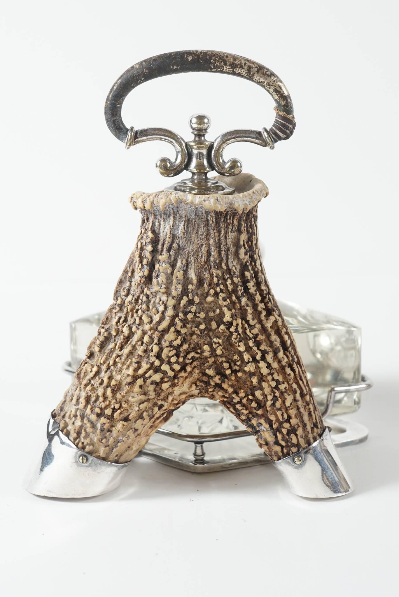 Victorien Chandeliers anglais en forme d'assiette et de corne du 19ème siècle et grand encrier en verre taillé en vente