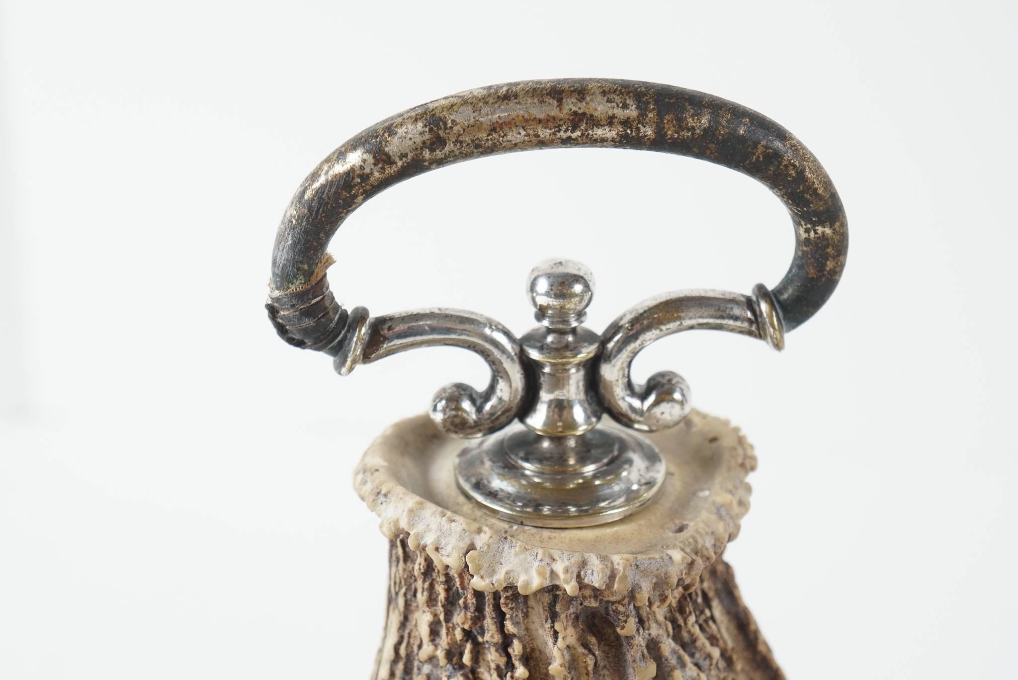 Argenté Chandeliers anglais en forme d'assiette et de corne du 19ème siècle et grand encrier en verre taillé en vente