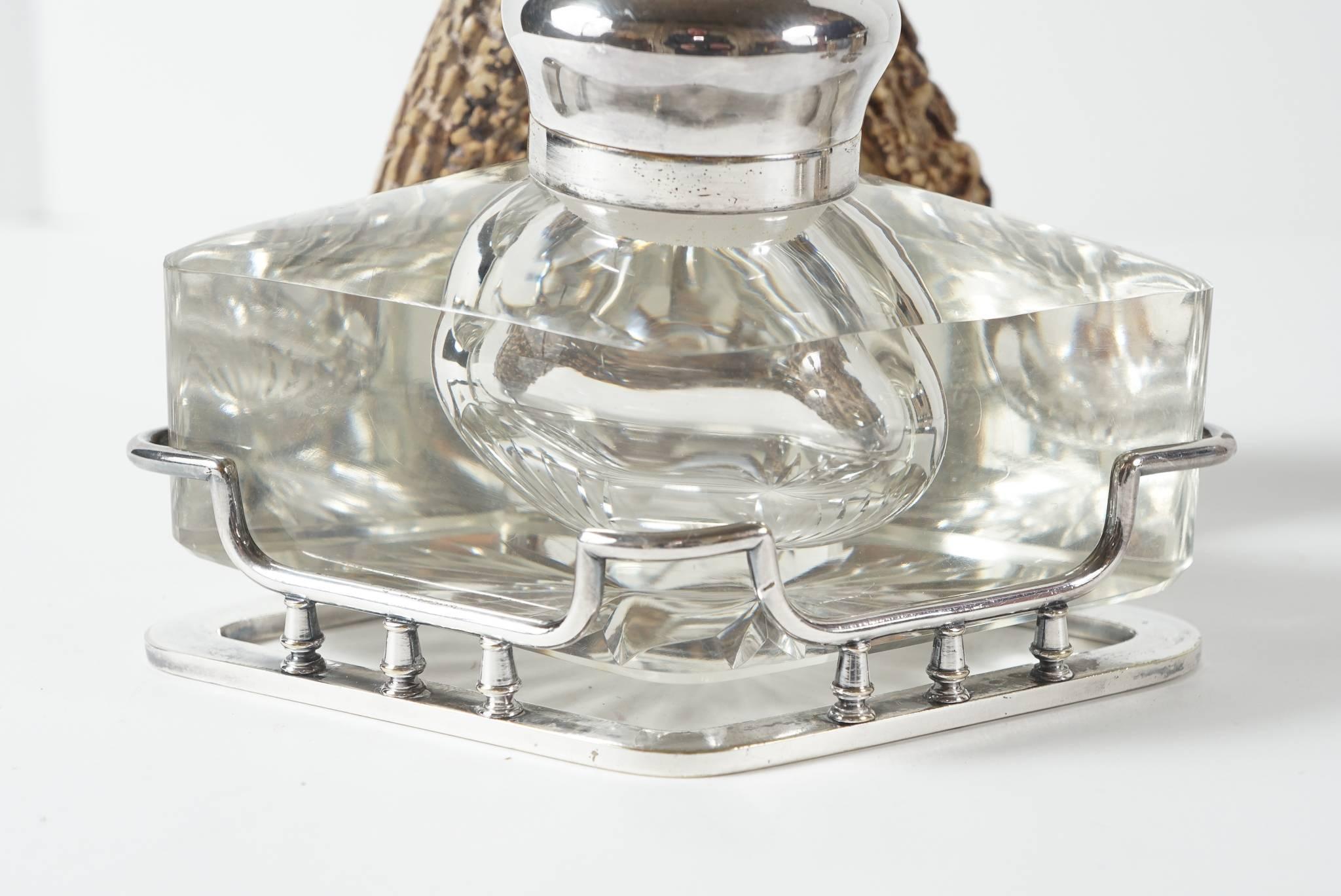 XIXe siècle Chandeliers anglais en forme d'assiette et de corne du 19ème siècle et grand encrier en verre taillé en vente