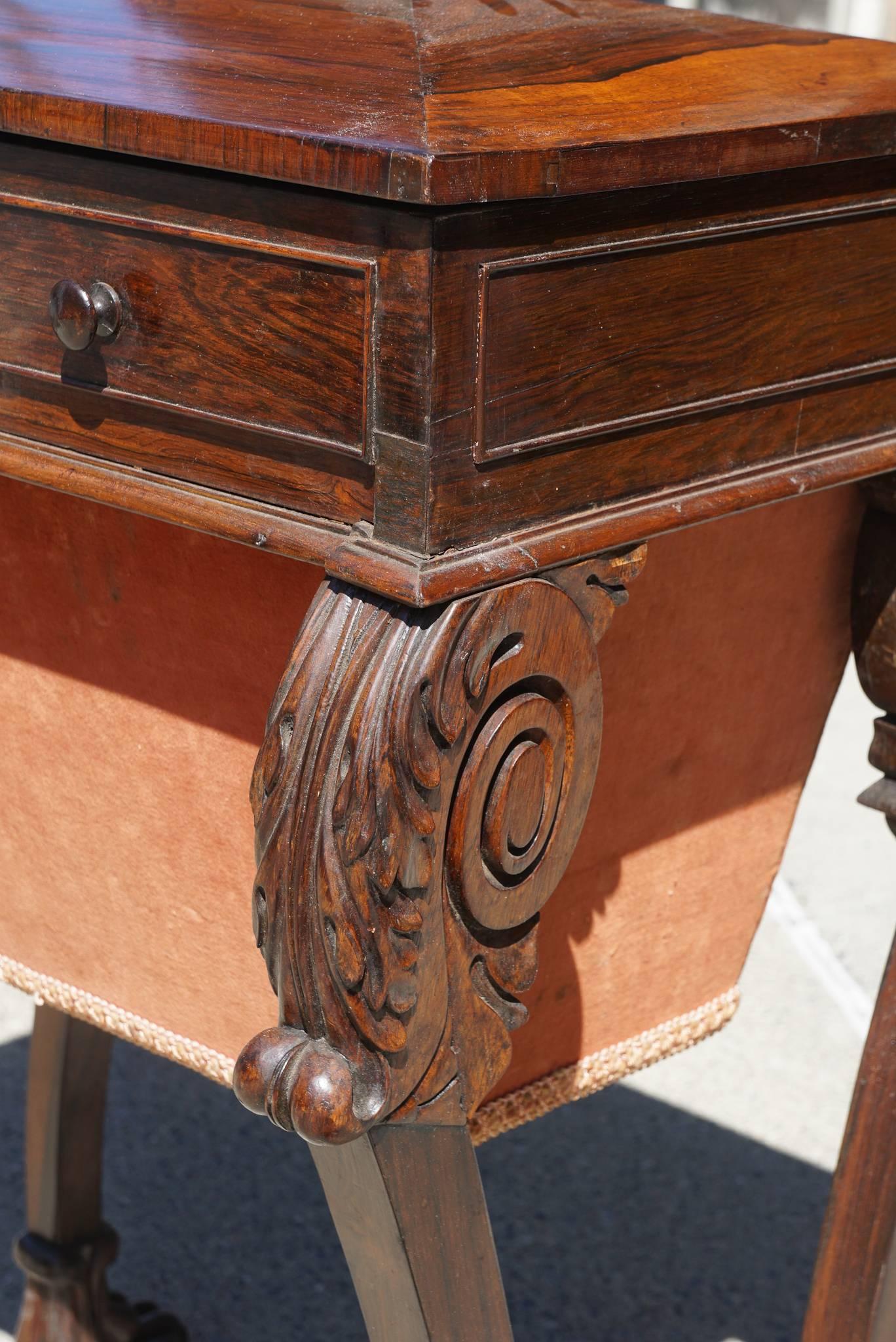 Dieser feine, um 1810 in England gefertigte Arbeitstisch hat eine ungewöhnliche skulpturale Form und bezieht sich auf die Arbeit von George Smith, einem der einflussreichsten Designer der Zeit. Der Sarkophag steht auf kühn geschnitzten,