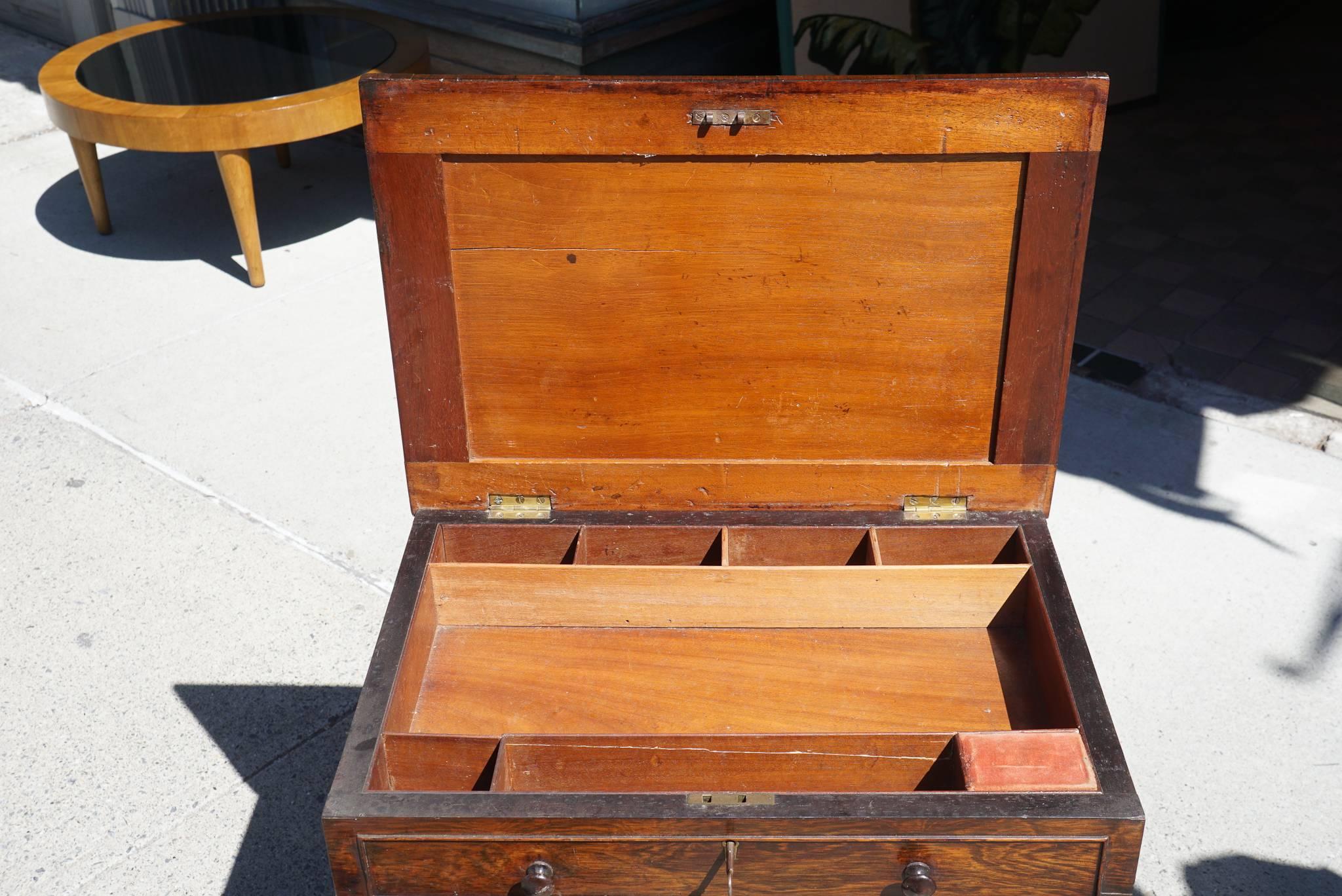 Werktisch aus Rosenholz aus der Regency-Periode (Geschnitzt) im Angebot