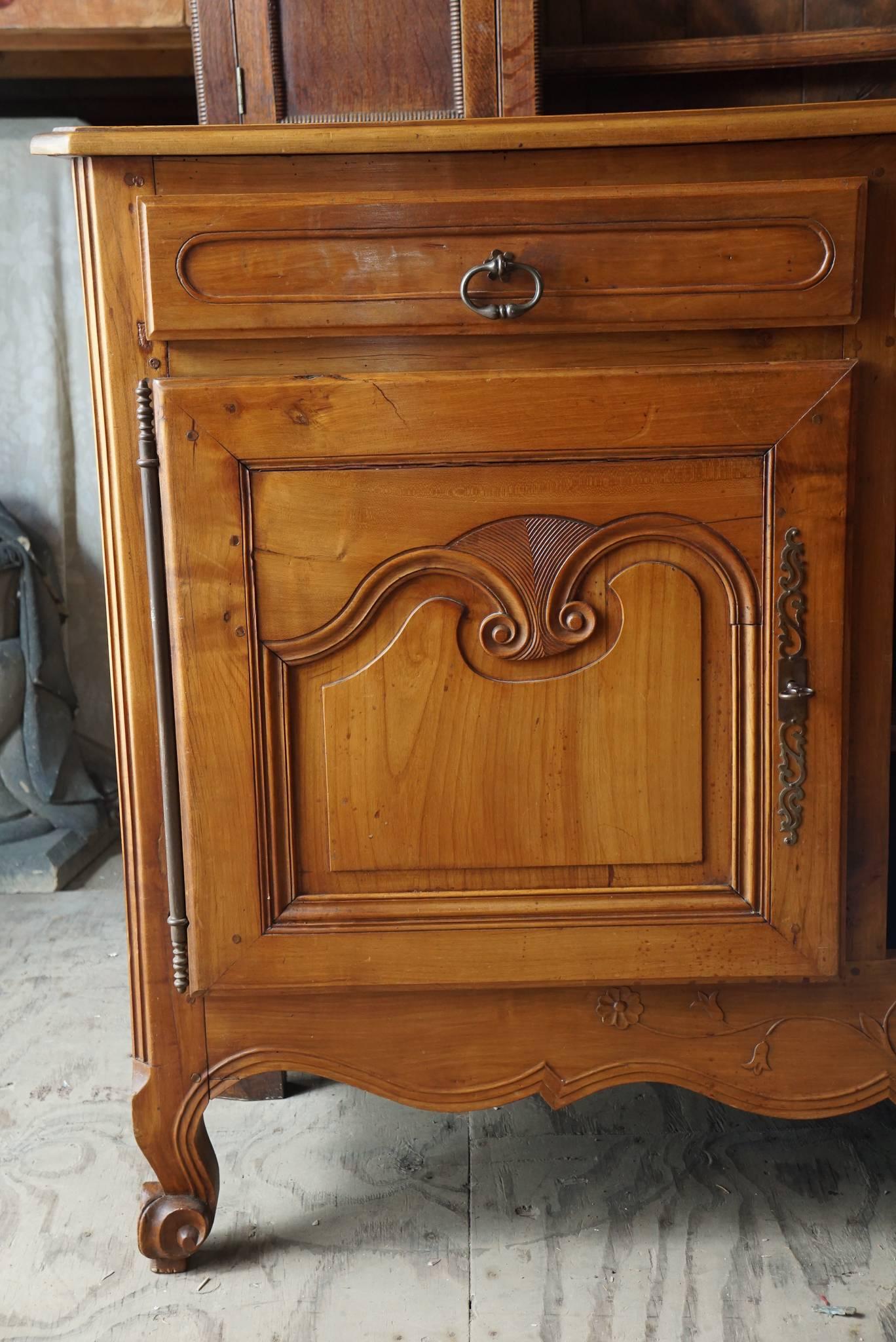 18th Century French Louis XIV Cherry Buffet In Good Condition In Hudson, NY