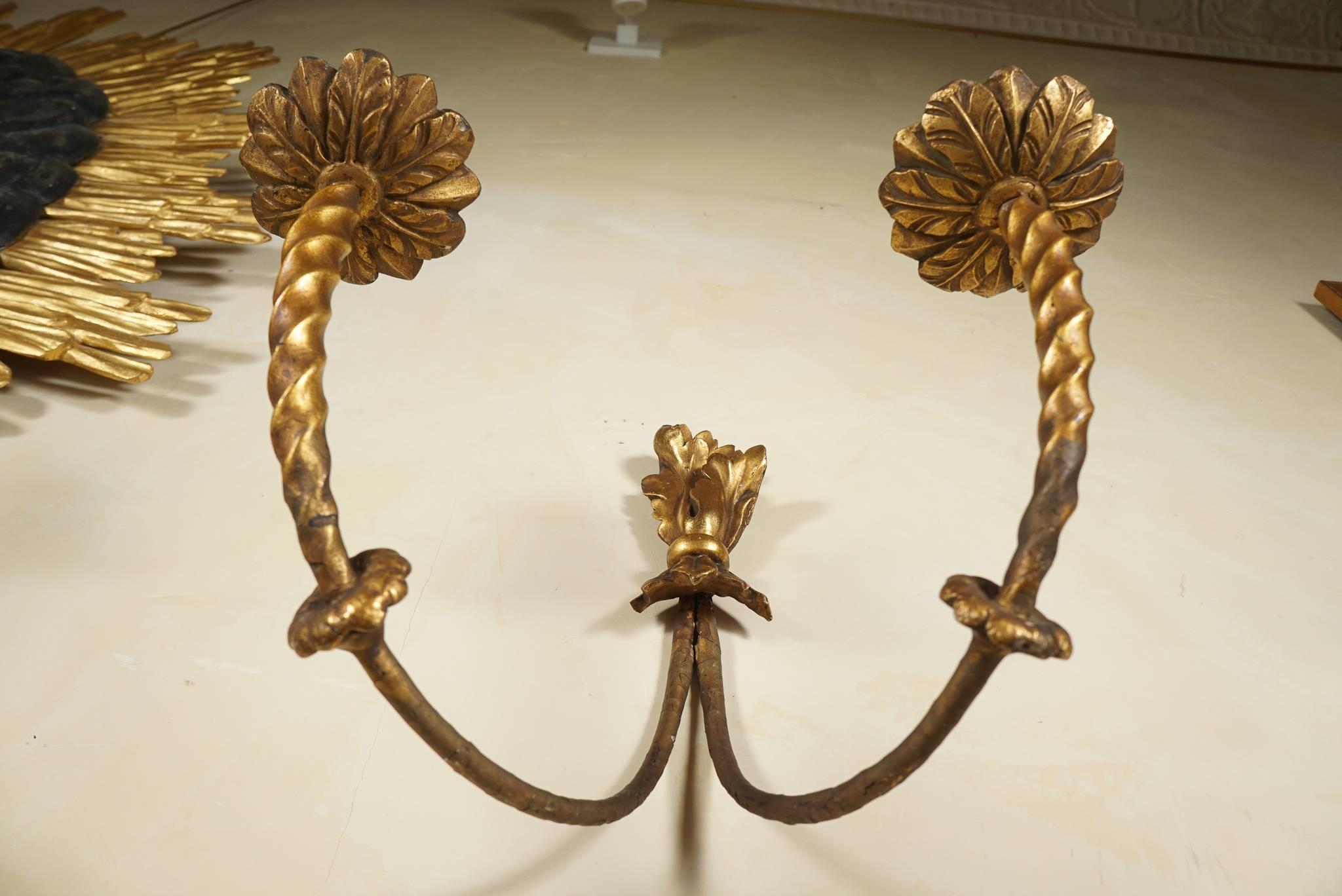 Metal Pair of English Edwardian Carved and Gilded Wood Wall Sconces For Sale