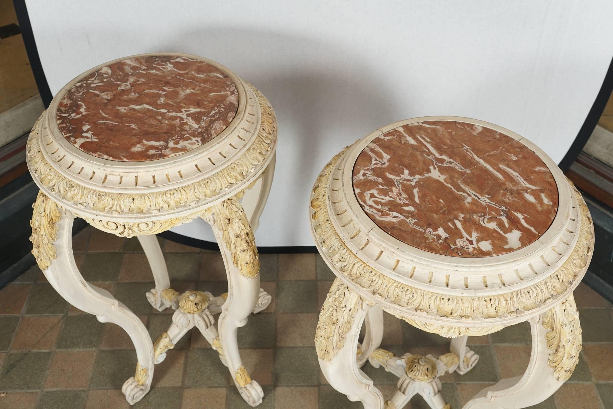 Paar aus dem späten 19. Jahrhundert im Stil Ludwigs XV.  Geschnitztes und bemaltes Holz, mit Marmor überzogen Guridon (Louis XV.) im Angebot