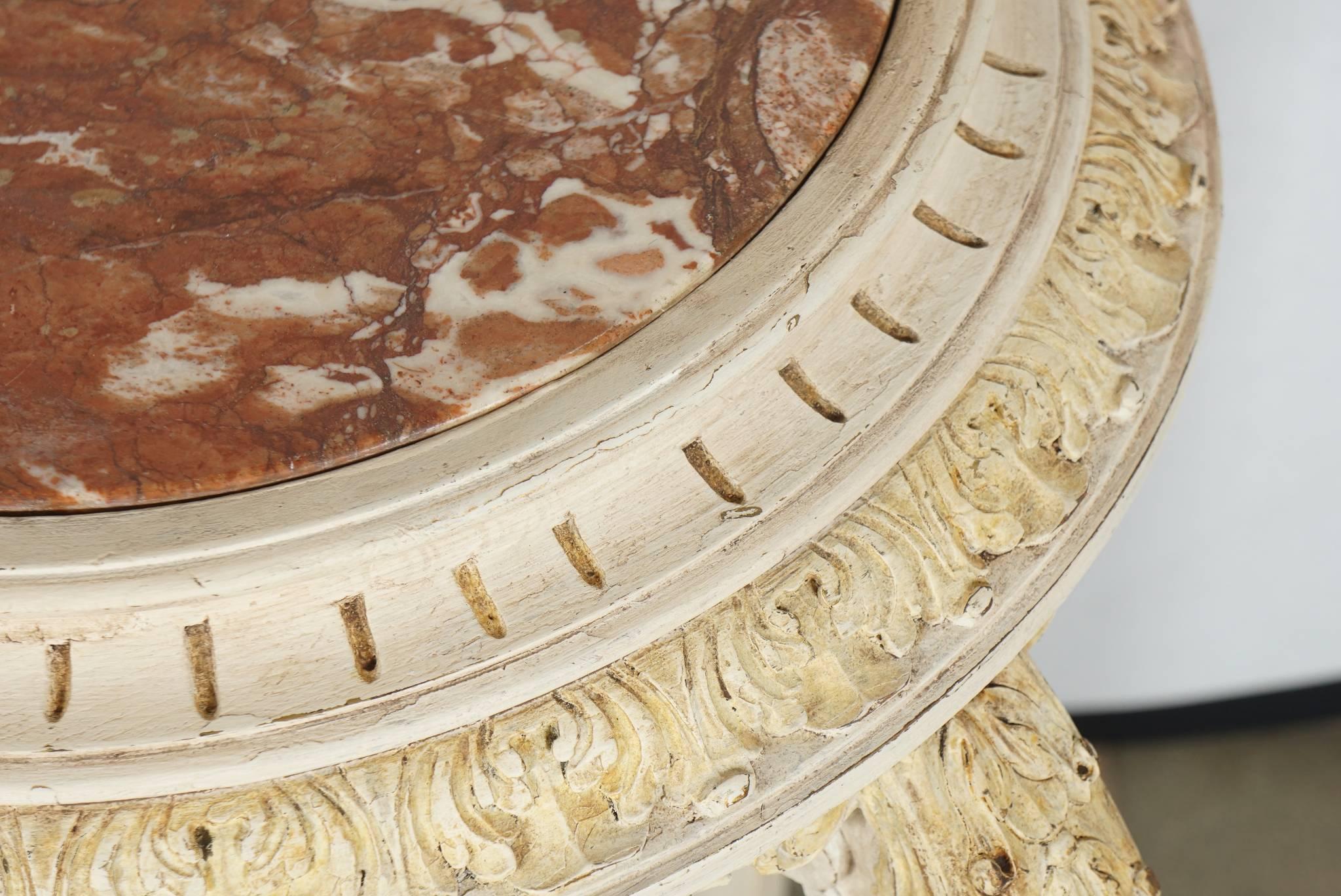Paar aus dem späten 19. Jahrhundert im Stil Ludwigs XV.  Geschnitztes und bemaltes Holz, mit Marmor überzogen Guridon im Angebot 1