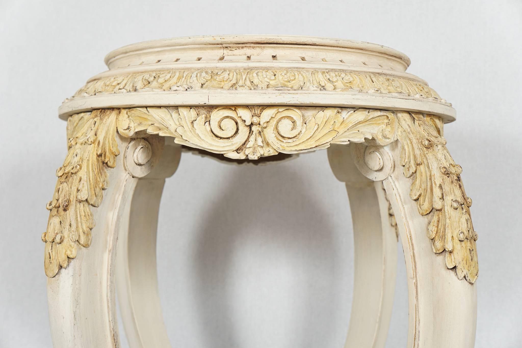 Paire de meubles de style Louis XV de la fin du XIXe siècle  Bois sculpté et peint, dessus en marbre Guridon en vente 1