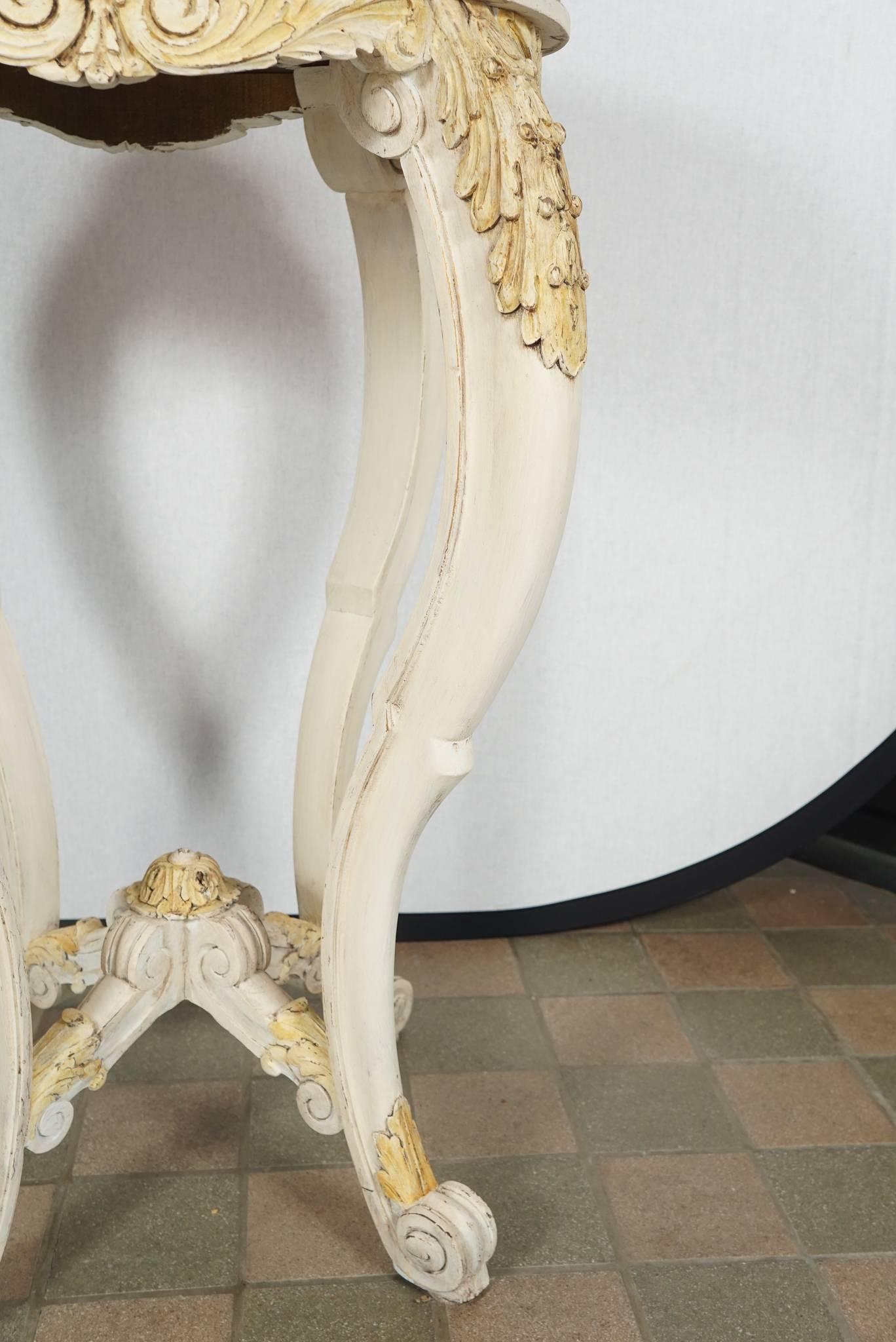 Paire de meubles de style Louis XV de la fin du XIXe siècle  Bois sculpté et peint, dessus en marbre Guridon en vente 2