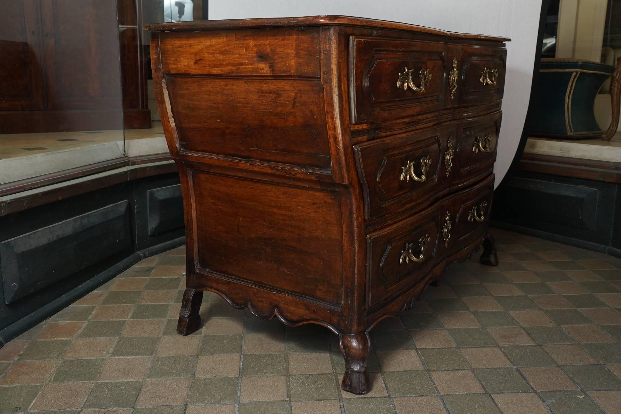 Period Mid-18th Century Louis XV Walnut Three-Drawer Commode Bordelaise In Excellent Condition In Hudson, NY