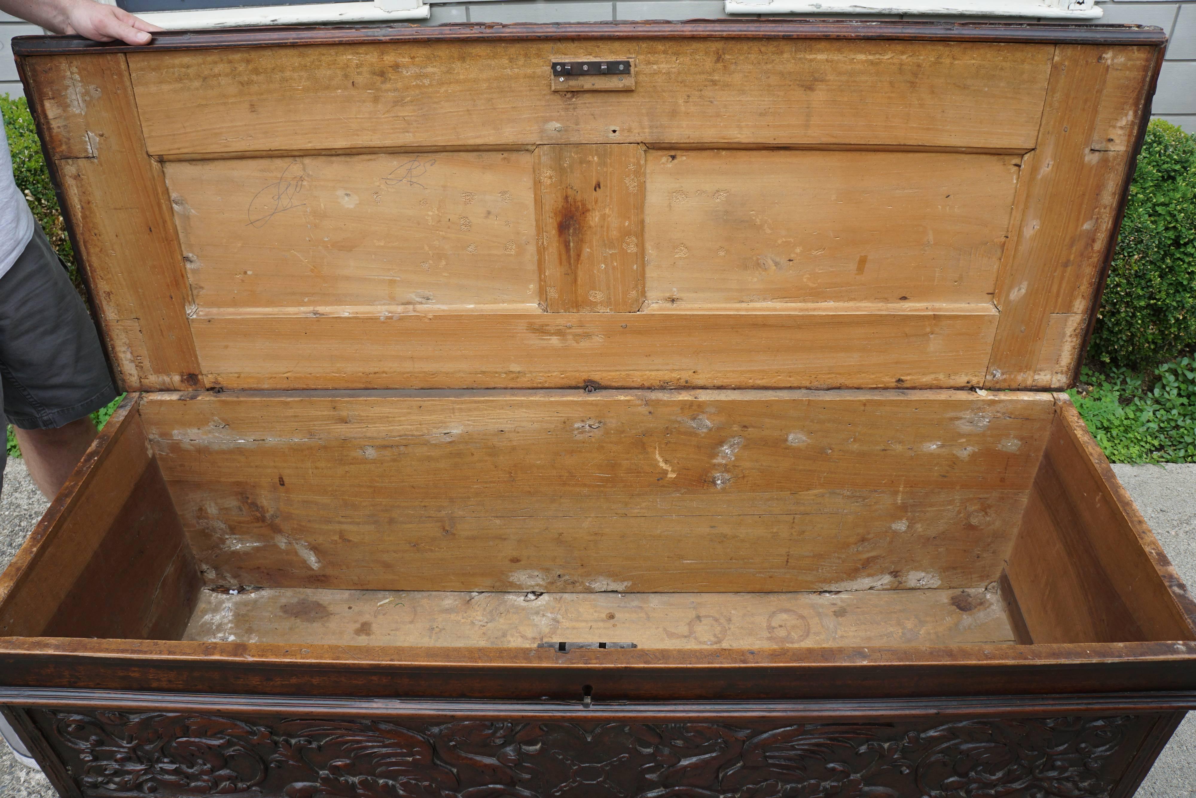 17ème siècle Cassone toscane en noyer de la fin du XVIIe siècle en vente