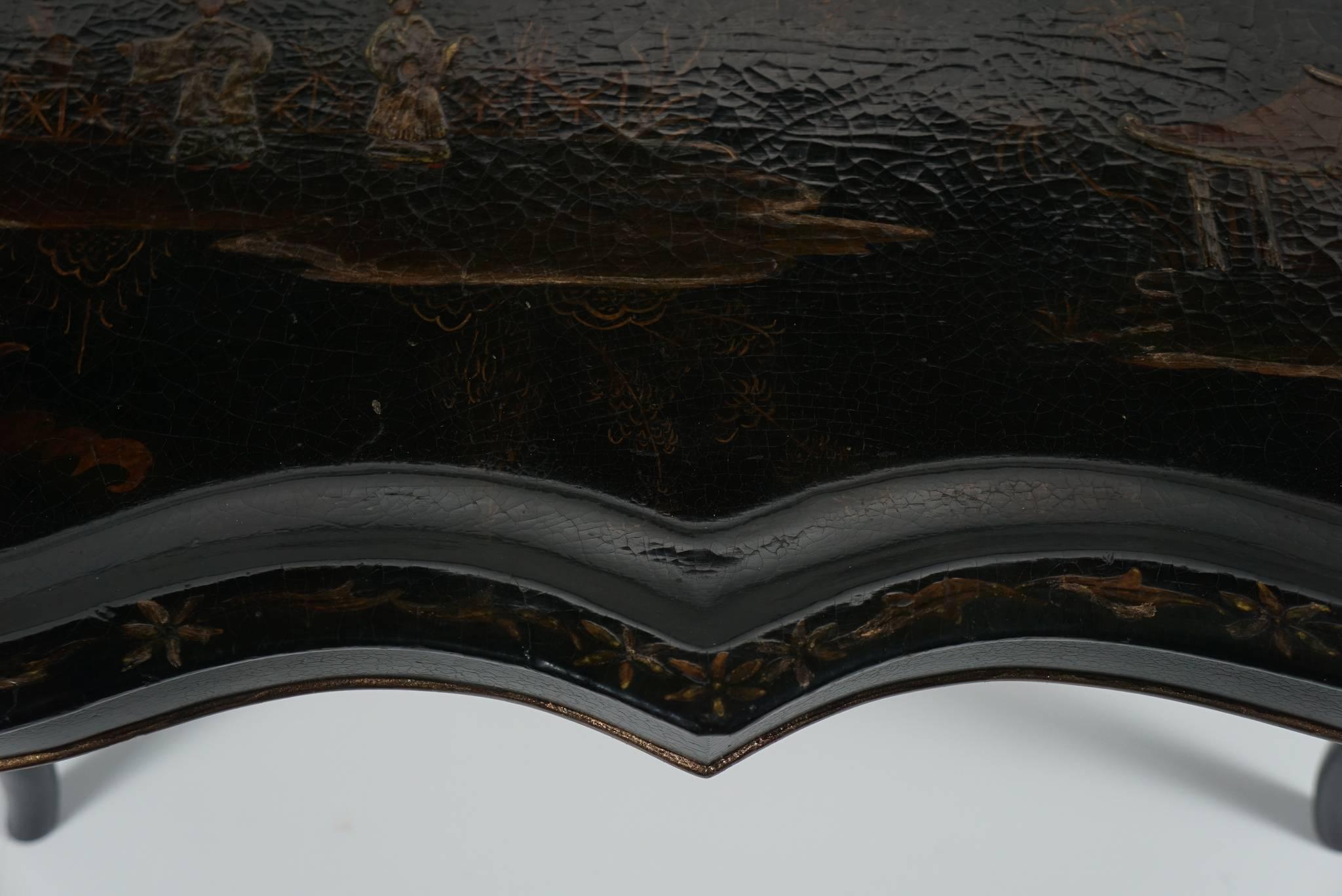 English Victorian Chinoiserie Gilt Decorated Papier Mâché Lacquered Tray on Stand