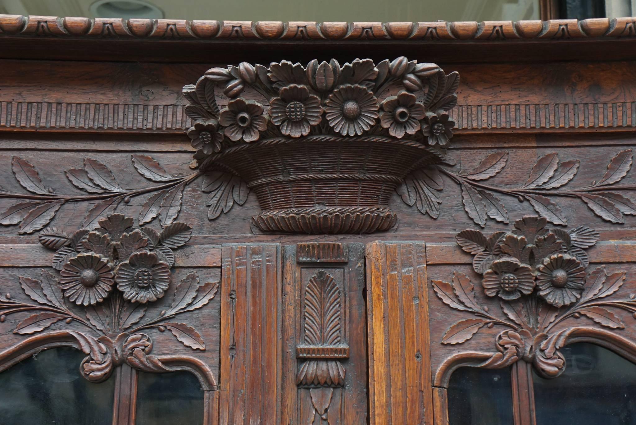 Sculpté à la main Buffet en chêne français du 18ème siècle de style Louis XV en Normandie, Deux Corp en vente