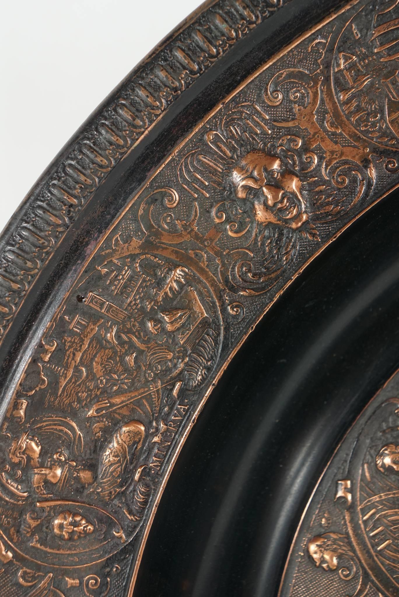Buriné Assiette de présentation de style Renaissance en bronze moulé et cuivre patiné flashé en vente