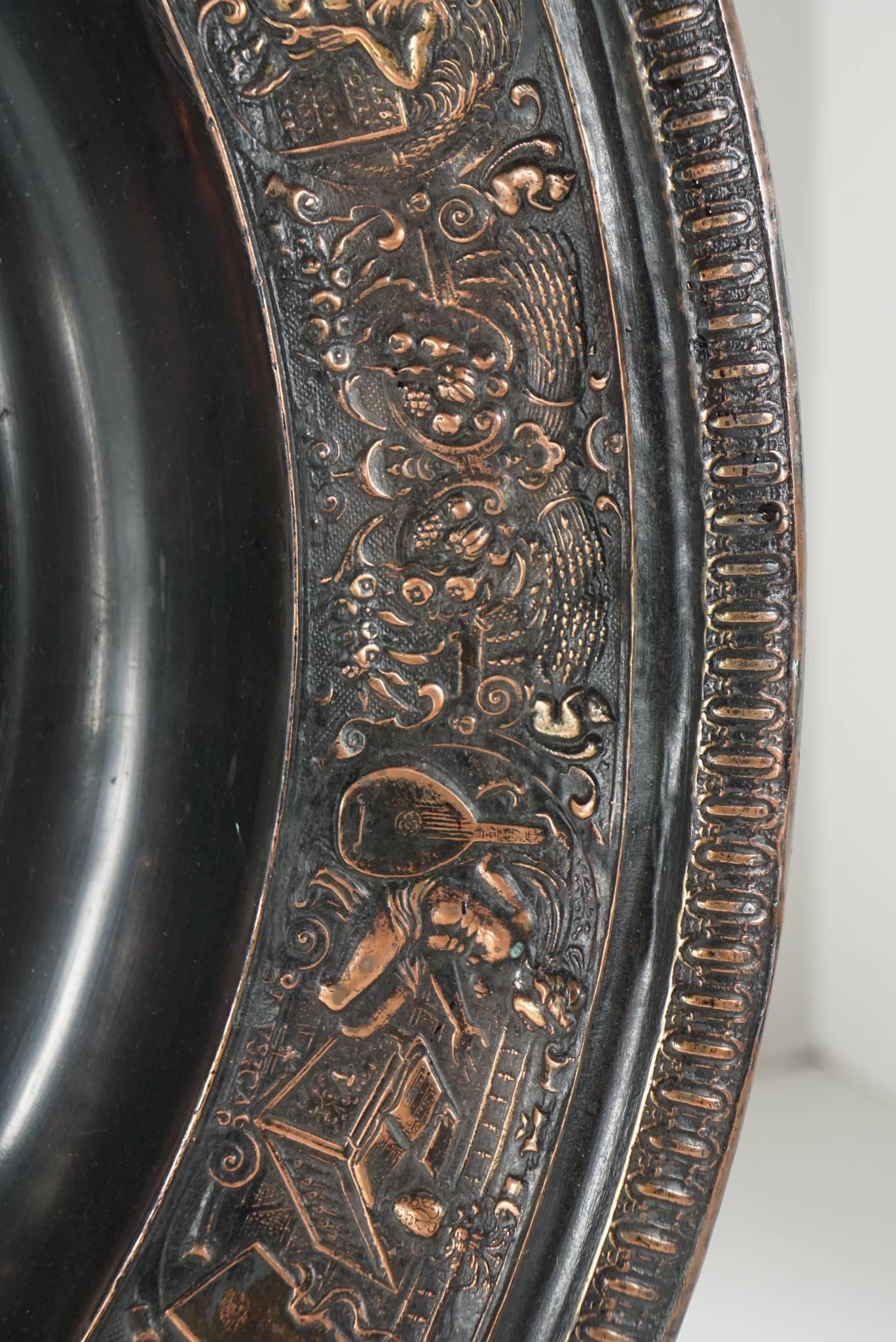 Assiette de présentation de style Renaissance en bronze moulé et cuivre patiné flashé Bon état - En vente à Hudson, NY