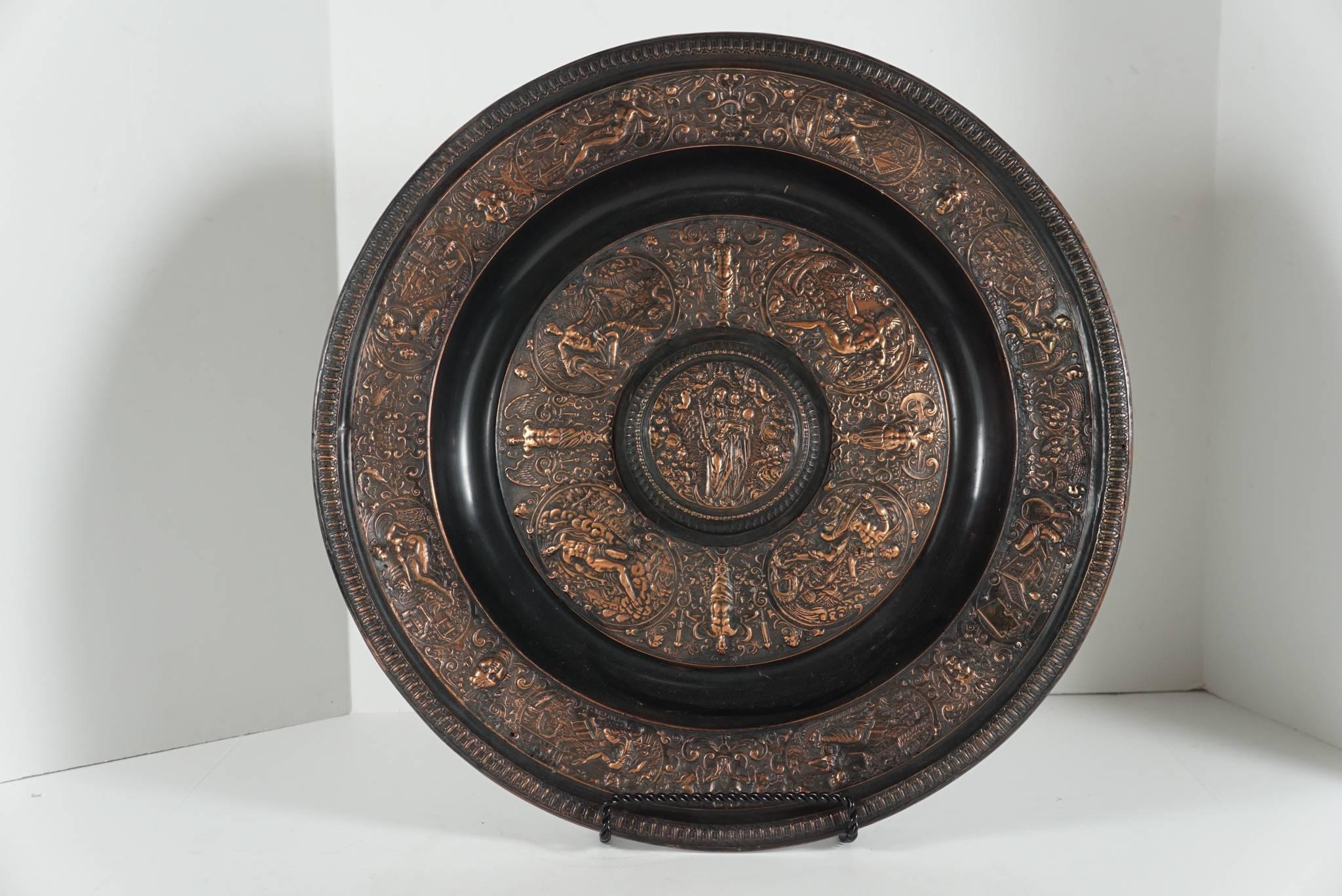 Assiette de présentation de style Renaissance en bronze moulé et cuivre patiné flashé en vente 1