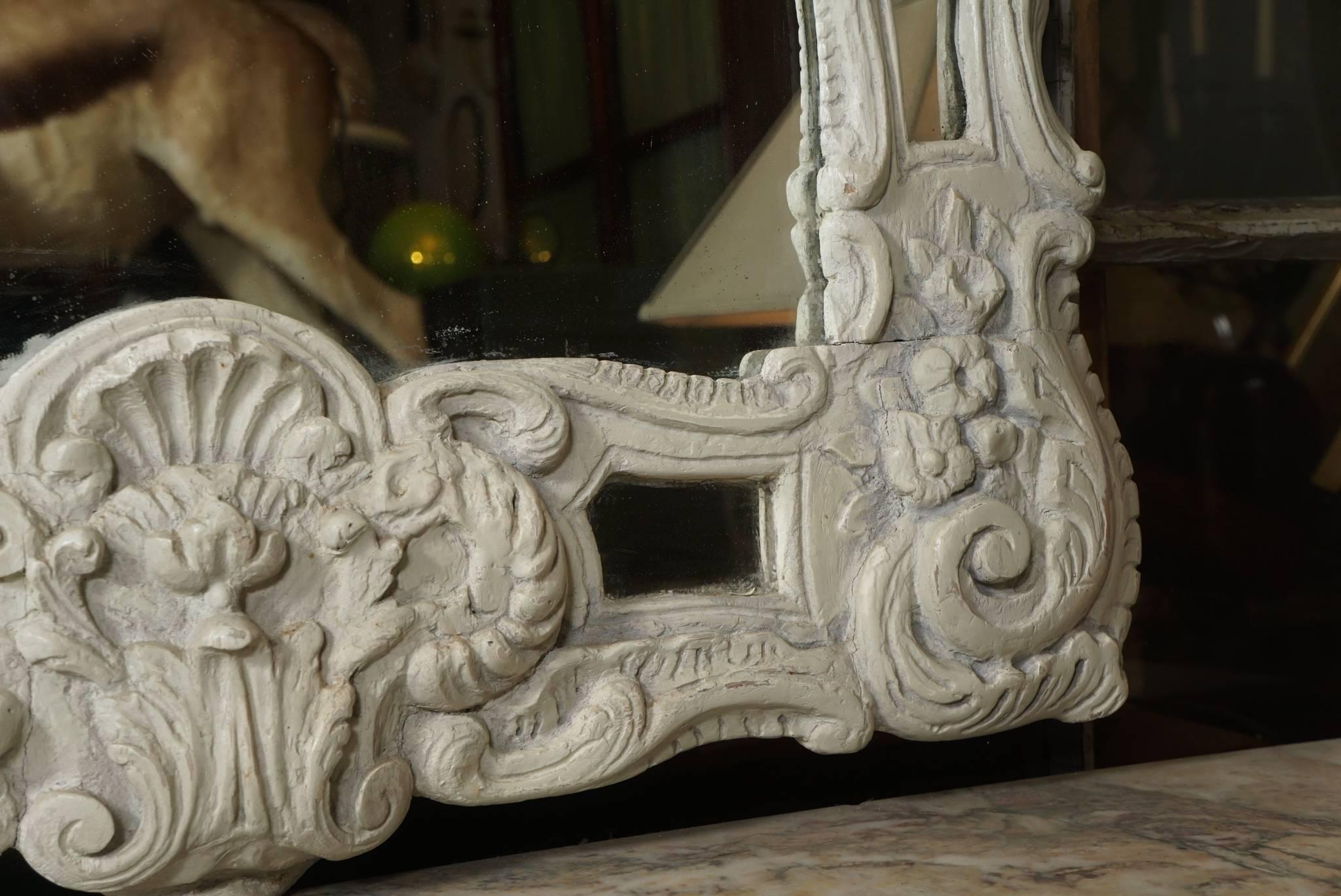 Sculpté Miroir en bois sculpté et peint de la période Régence française en vente