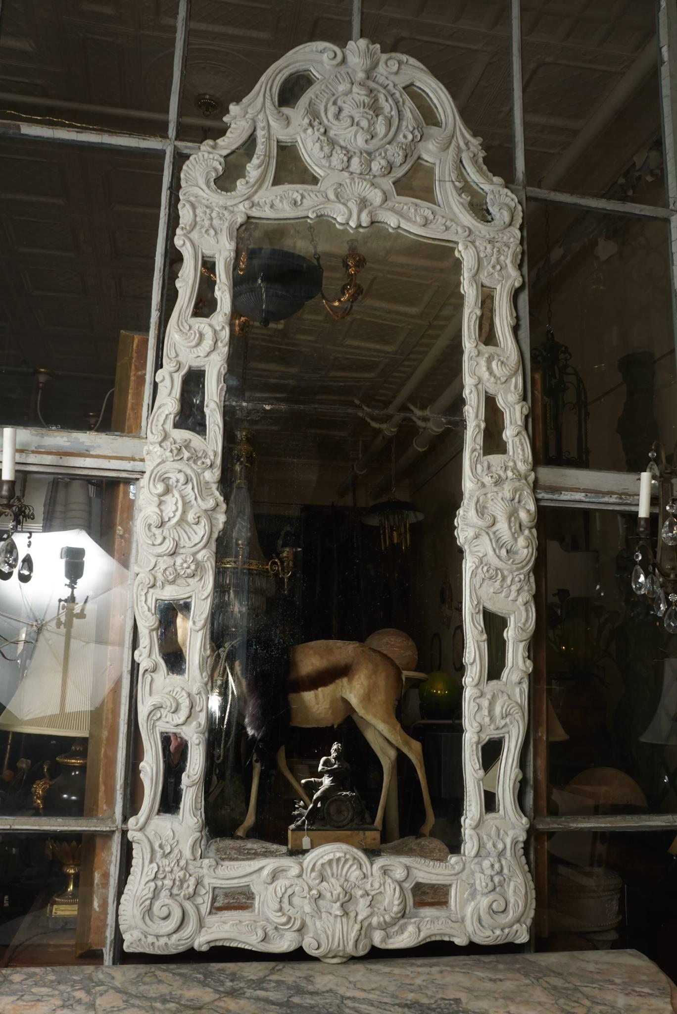 Bois Miroir en bois sculpté et peint de la période Régence française en vente