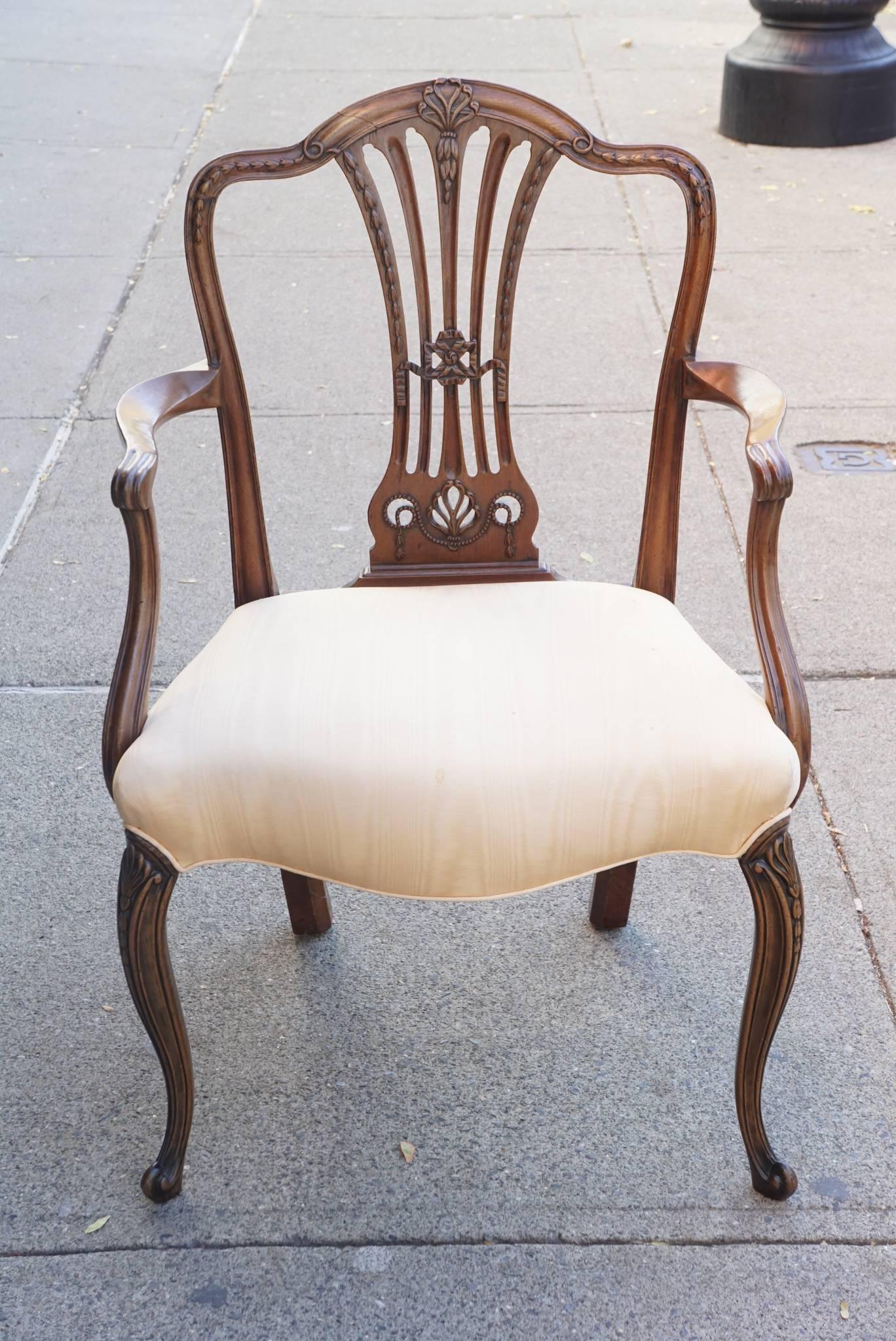 Dieser fein geschnitzte Stuhl aus kostbarem importiertem Mahagoni weist viele besondere Details auf, darunter eine geformte Bogenlehne mit einem durchbrochenen balusterförmigen Splat, geformte Armlehnen und anmutige Cabriole-Beine mit atheneum- und