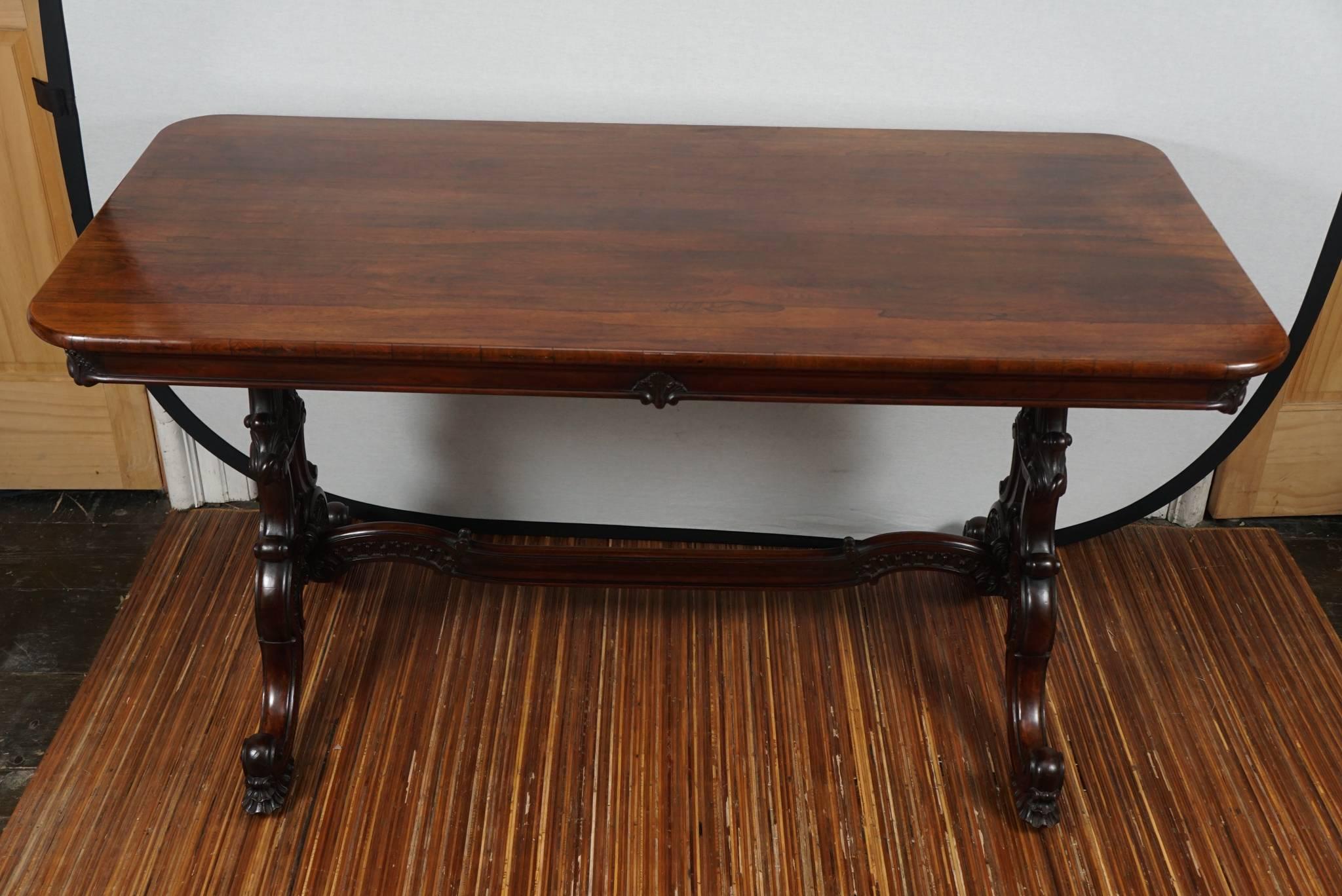 Dieser Tisch ist komplett aus dem Vollen gefertigt und von außergewöhnlicher Qualität. Die für die Platte ausgewählten Hölzer sind gut gemasert und nicht furniert, sondern aus dem vollen Holz gefertigt. Das Oberteil ruht auf einem Sockel mit