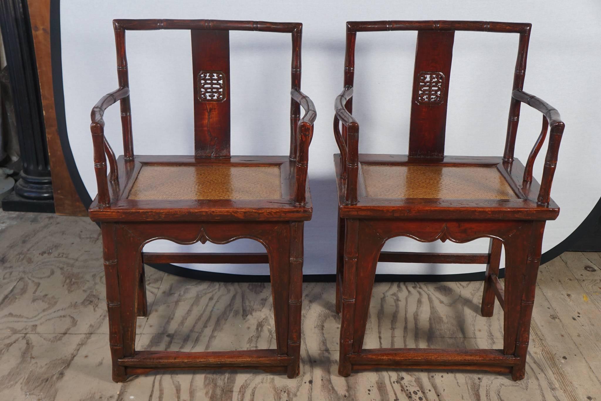 Diese Stühle aus der Zeit um 1840 sind gut verarbeitet und haben noch die originalen geflochtenen Sitzmatten aus Spaltrohr. Das Holz ist mit einem tiefroten, transparenten Lack lackiert, der dem Holz eine glänzende Oberfläche verleiht. Sie sind