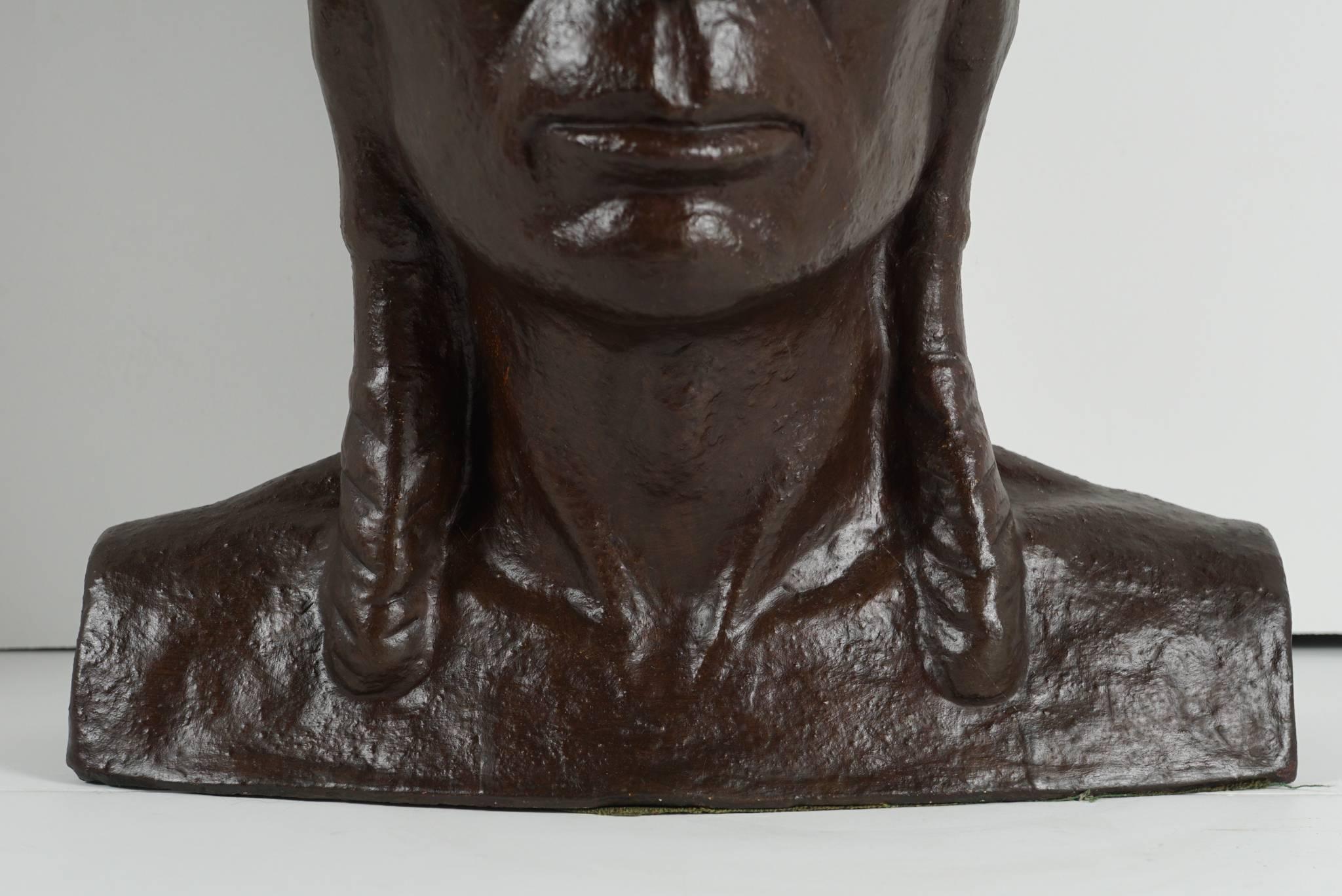 Bronze-Gipskopf eines amerikanischen Indianer aus dem frühen 20. Jahrhundert (Bronziert) im Angebot